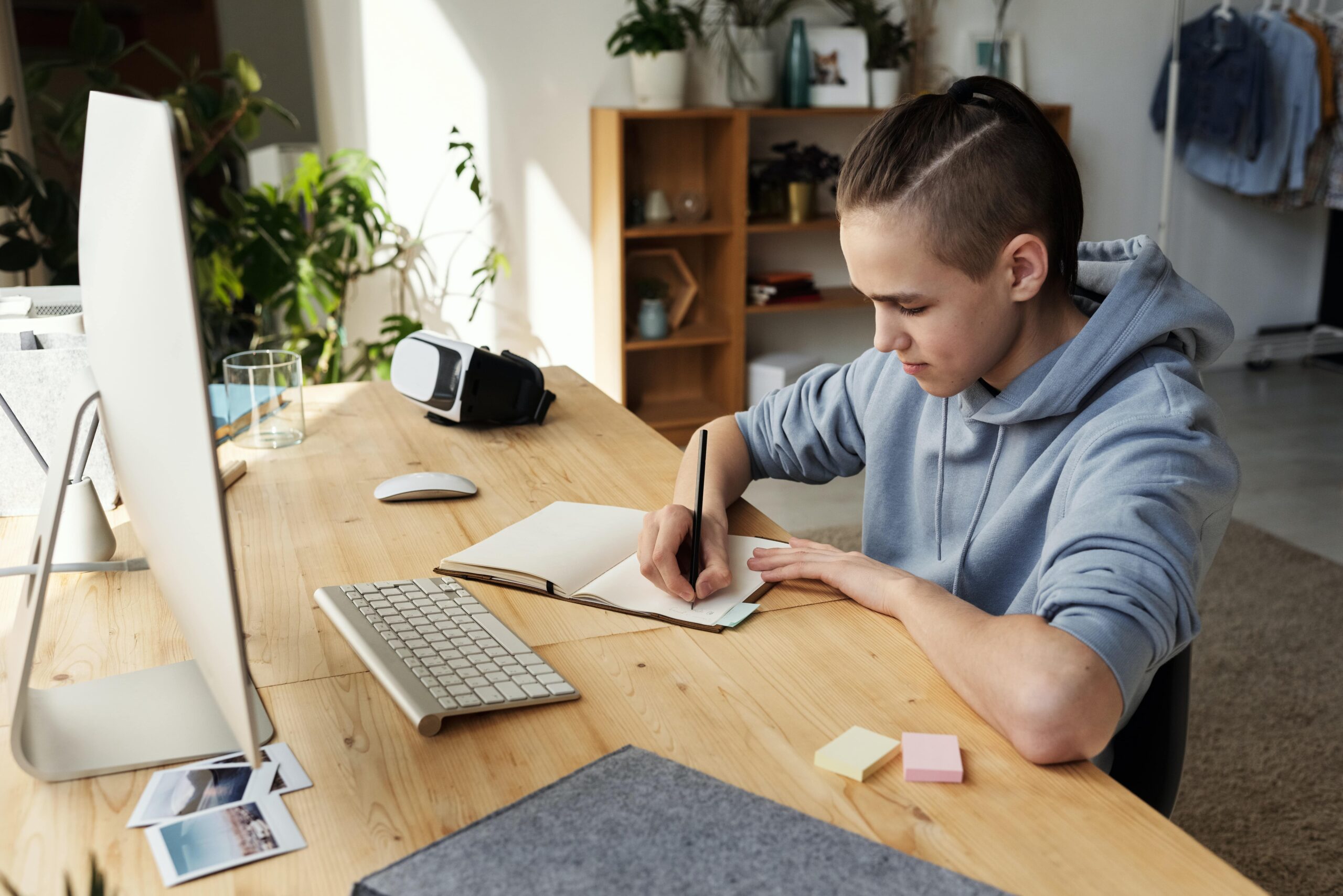 Jeune garçon faisant ses devoirs d'anglais