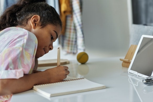 enfant-travail-devoirs-cinquième-collège