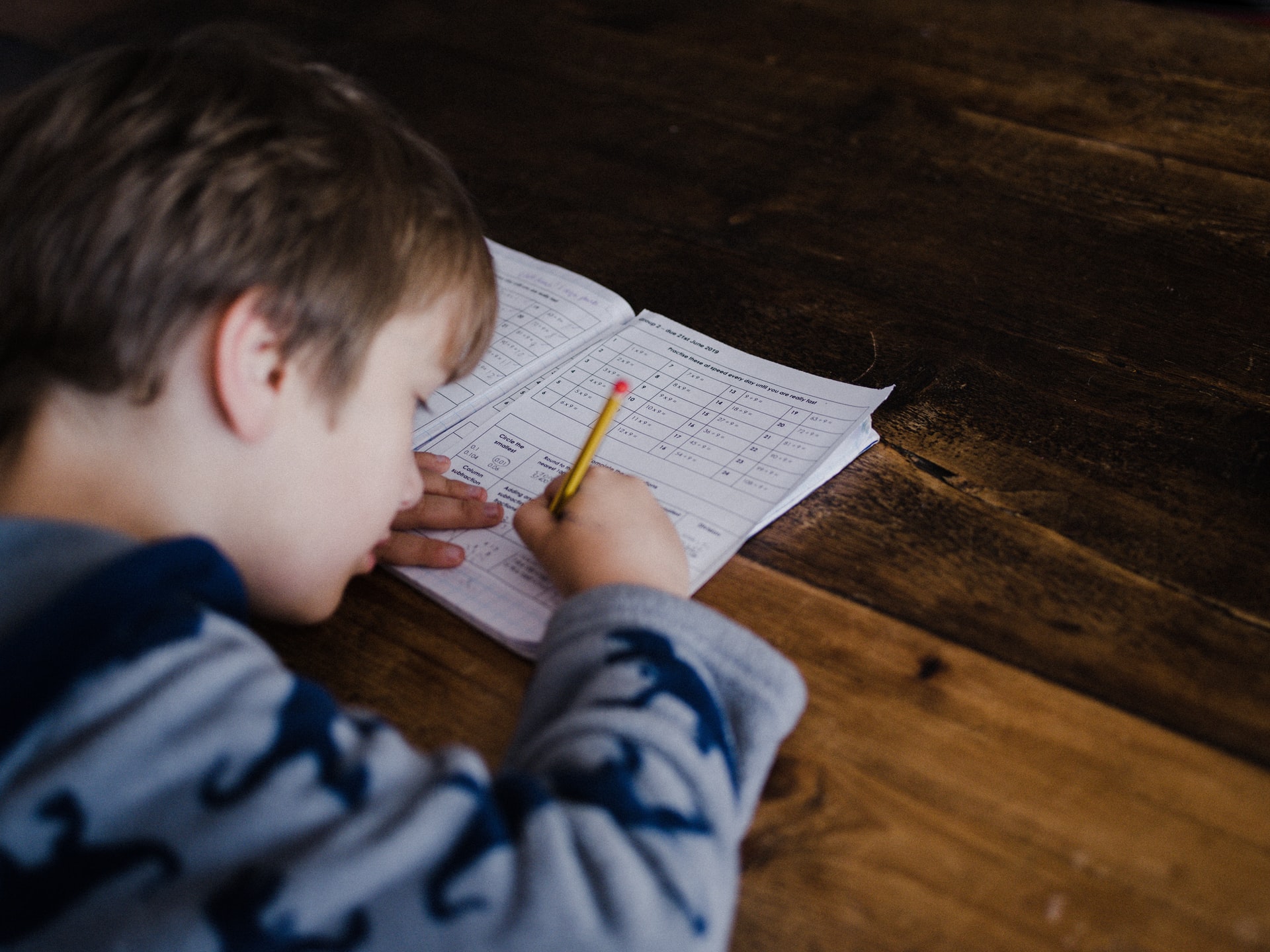 enfant faisant ses devoirs de mathématiques au collège