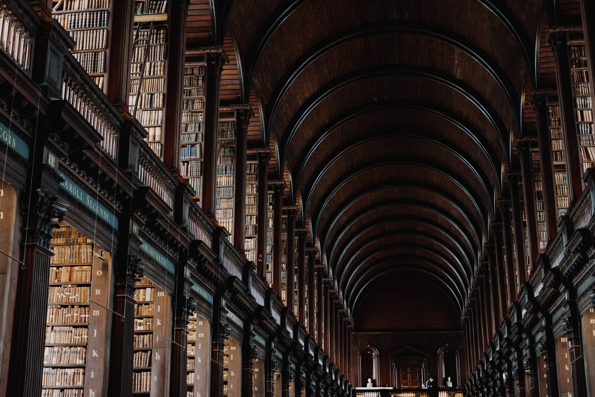 bibliothèque d'ouvrages de philosophie
