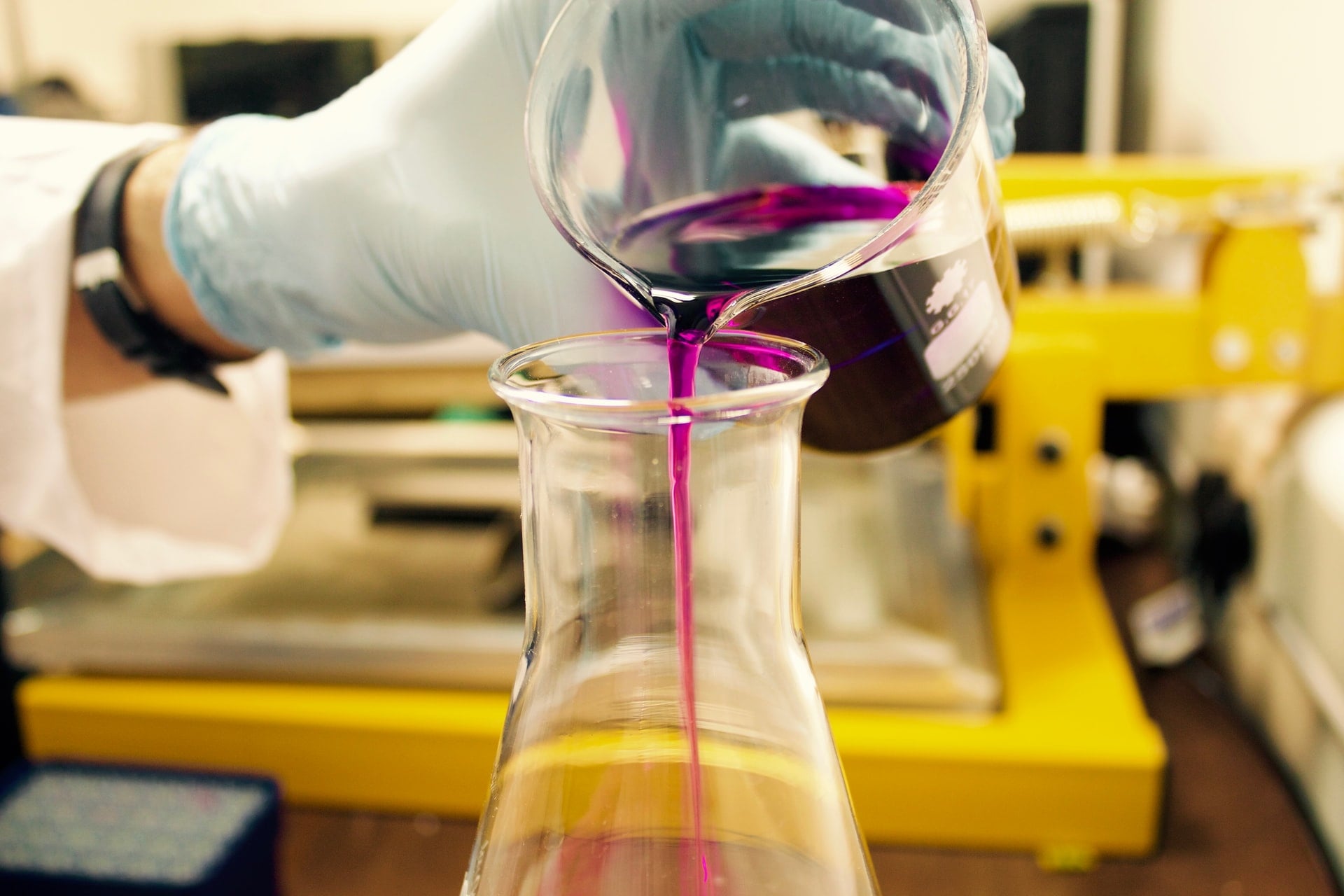 expérience avec tube à essais de chimie de troisième