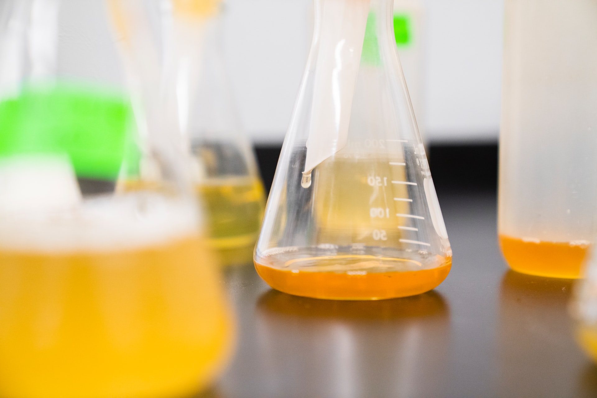 expérience de chimie avec un erlenmeyer