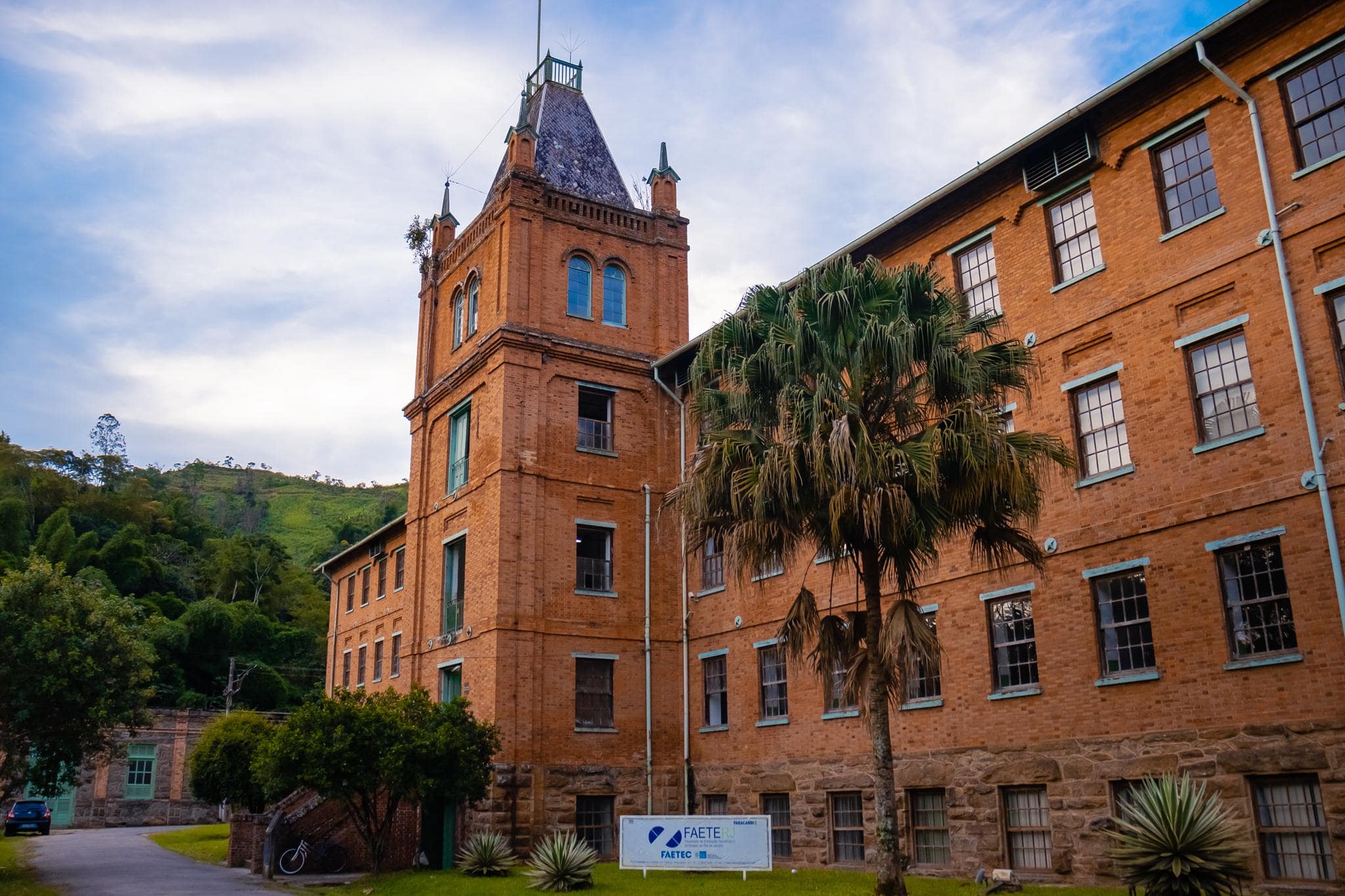 Photo d'un collège ancien en brique rouge