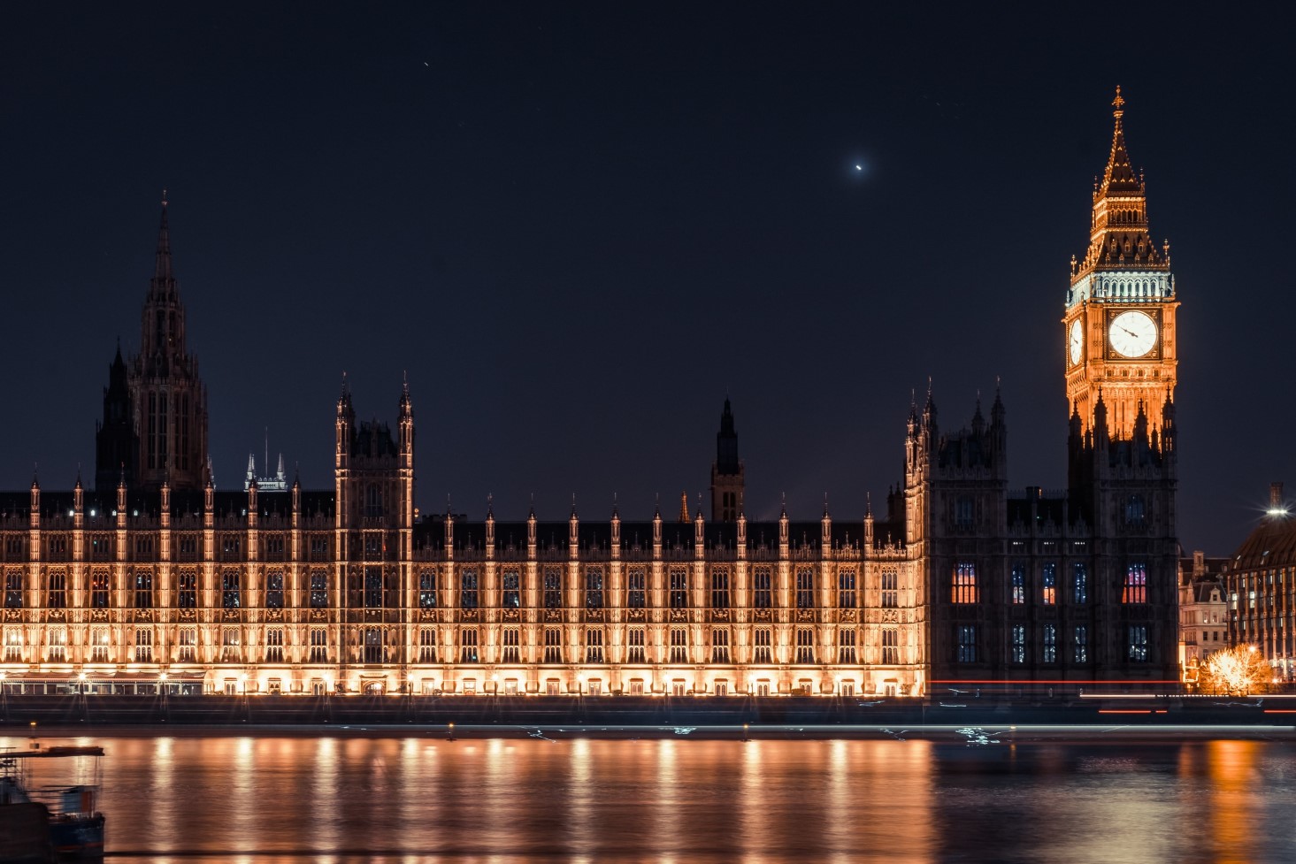 parlement anglais éclairé de nuit