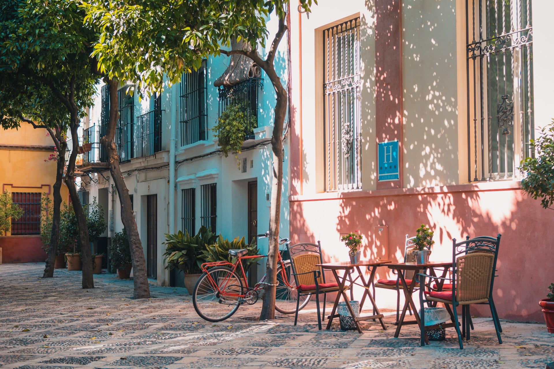 terrasse de café ensoleillé typique de l'espagne
