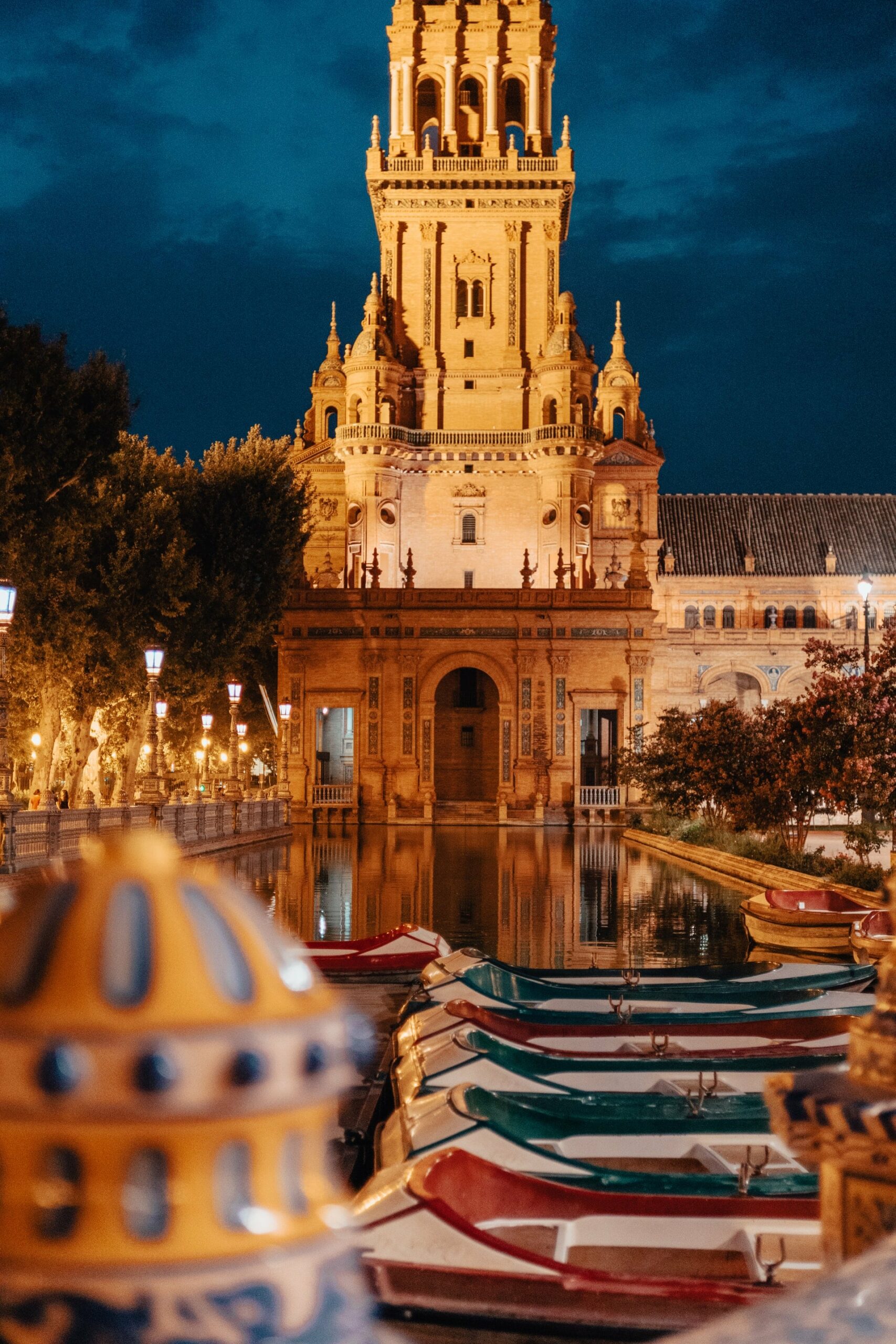 monument d'espagne éclairé de nuit