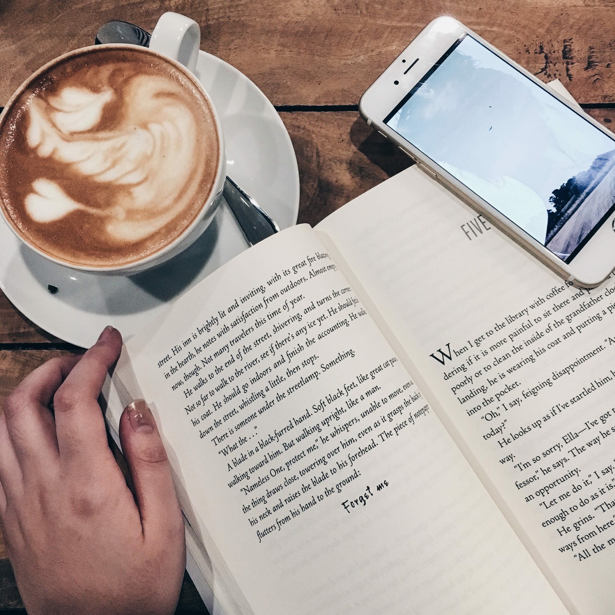 livre de français lu devant un café
