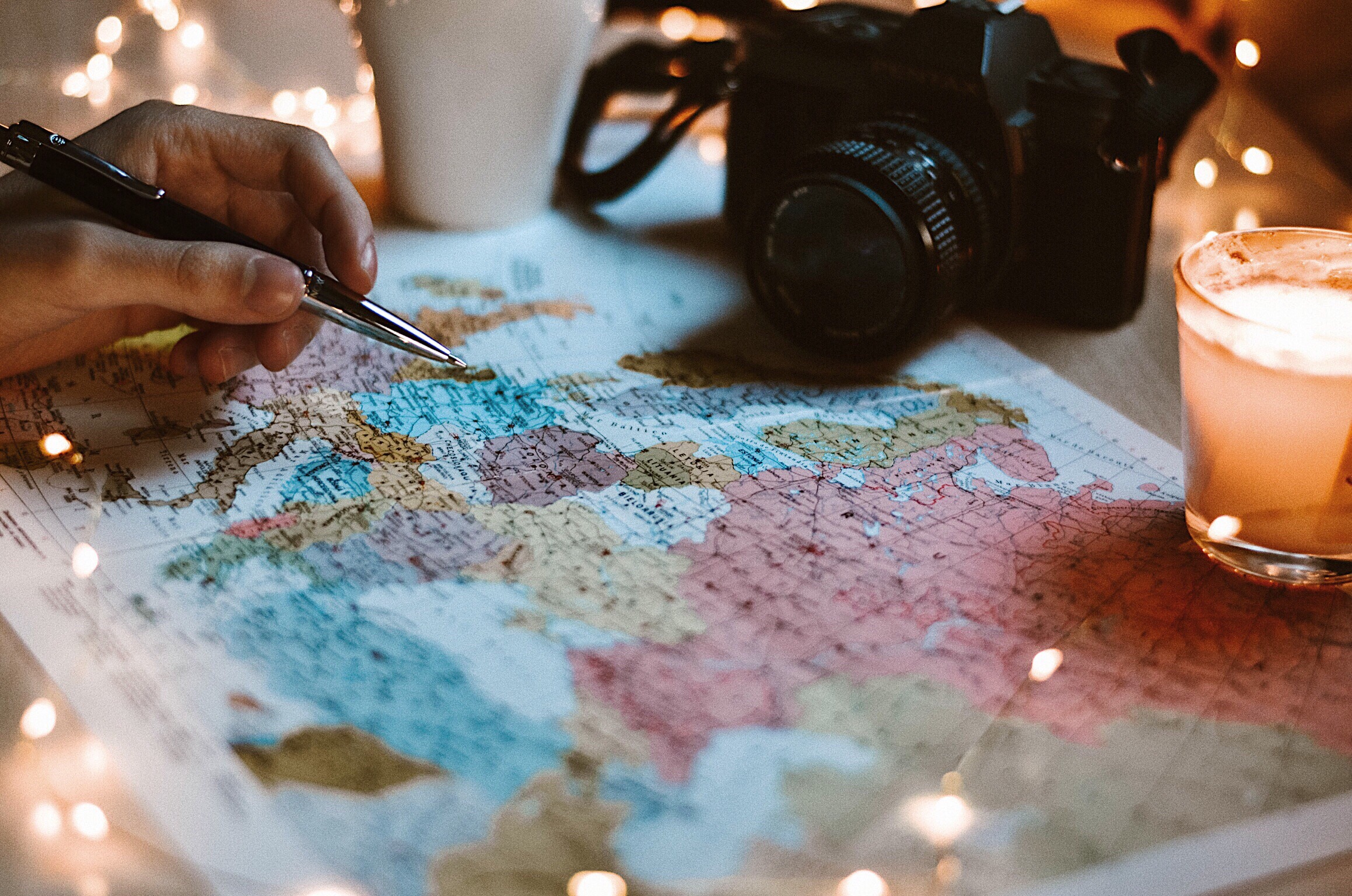 carte du monde et incitation à découvrir la géographie