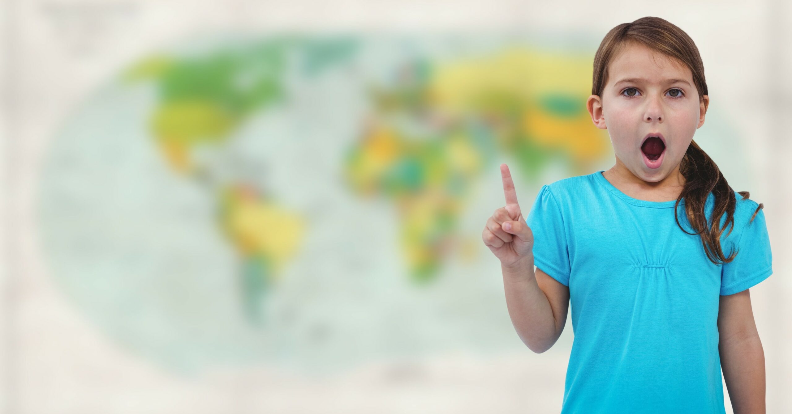 enfant devant une carte de géographie