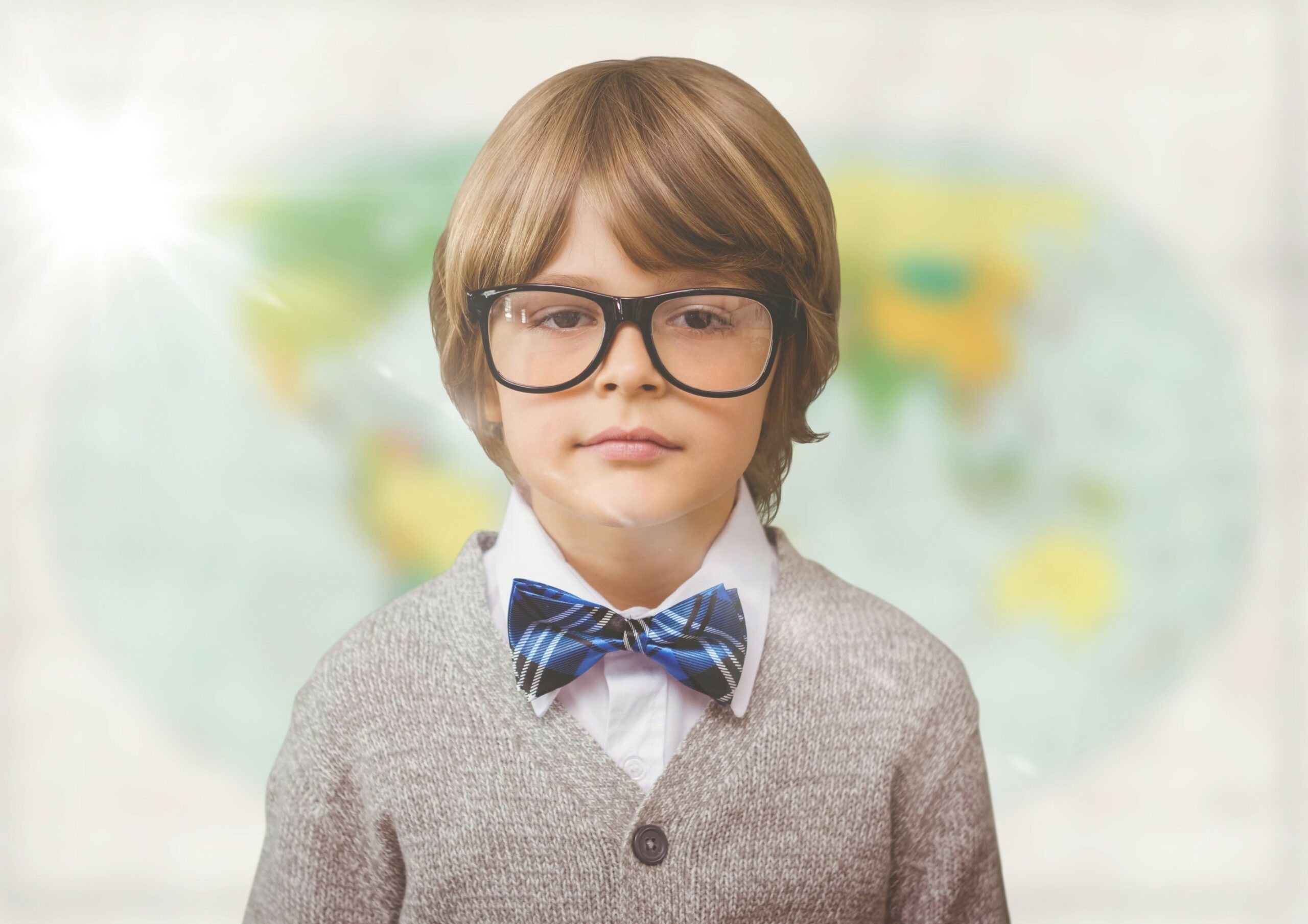 enfant intelligent devant une carte du monde
