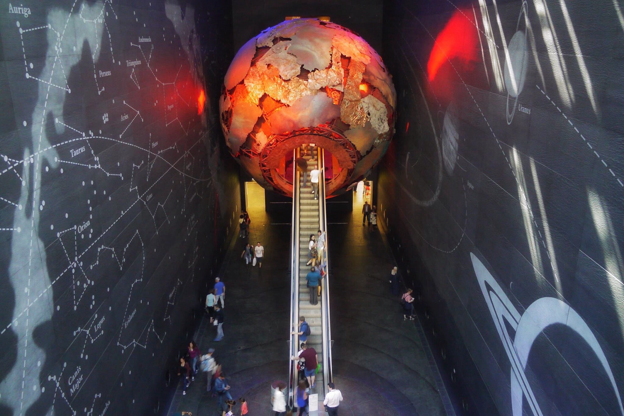 enfants entrant dans un musée d'histoire