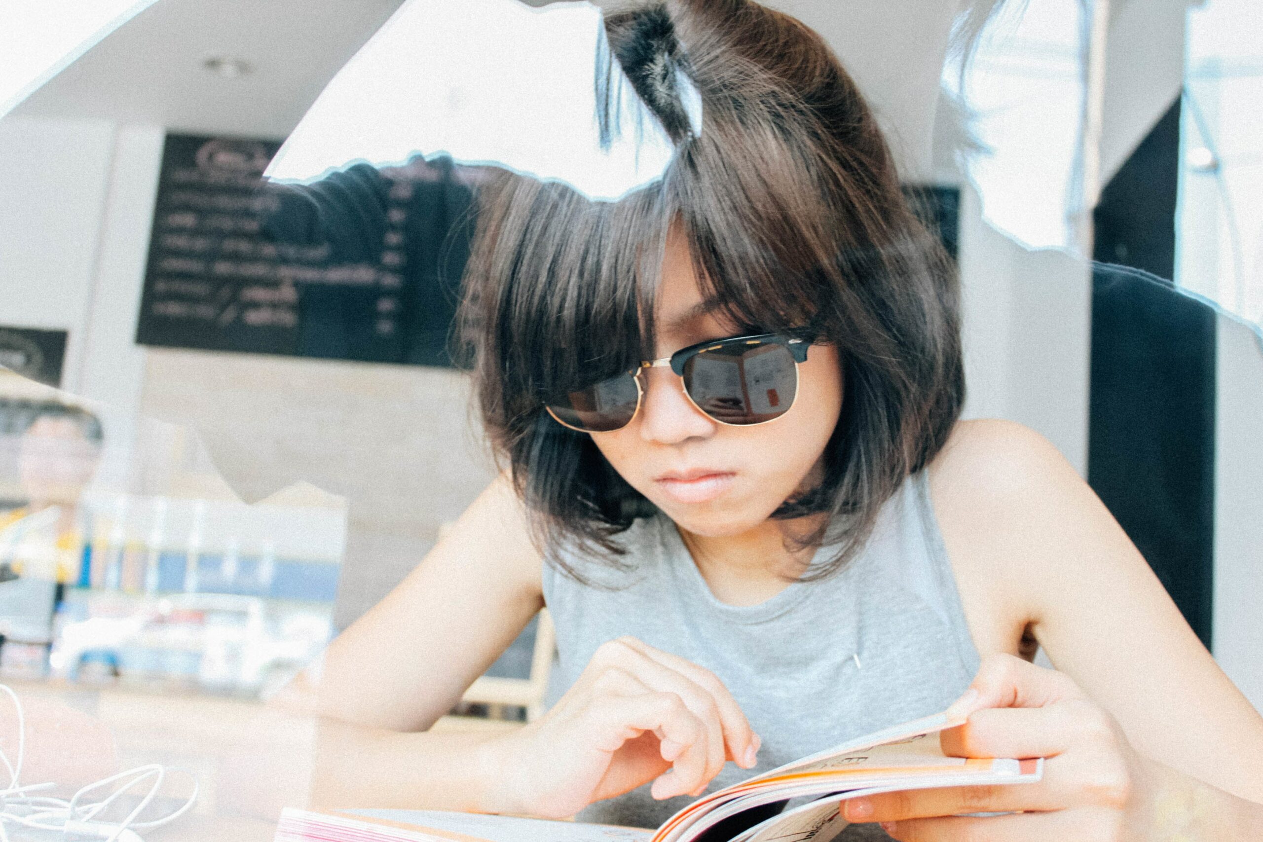 jeune femme lisant un livre de littérature