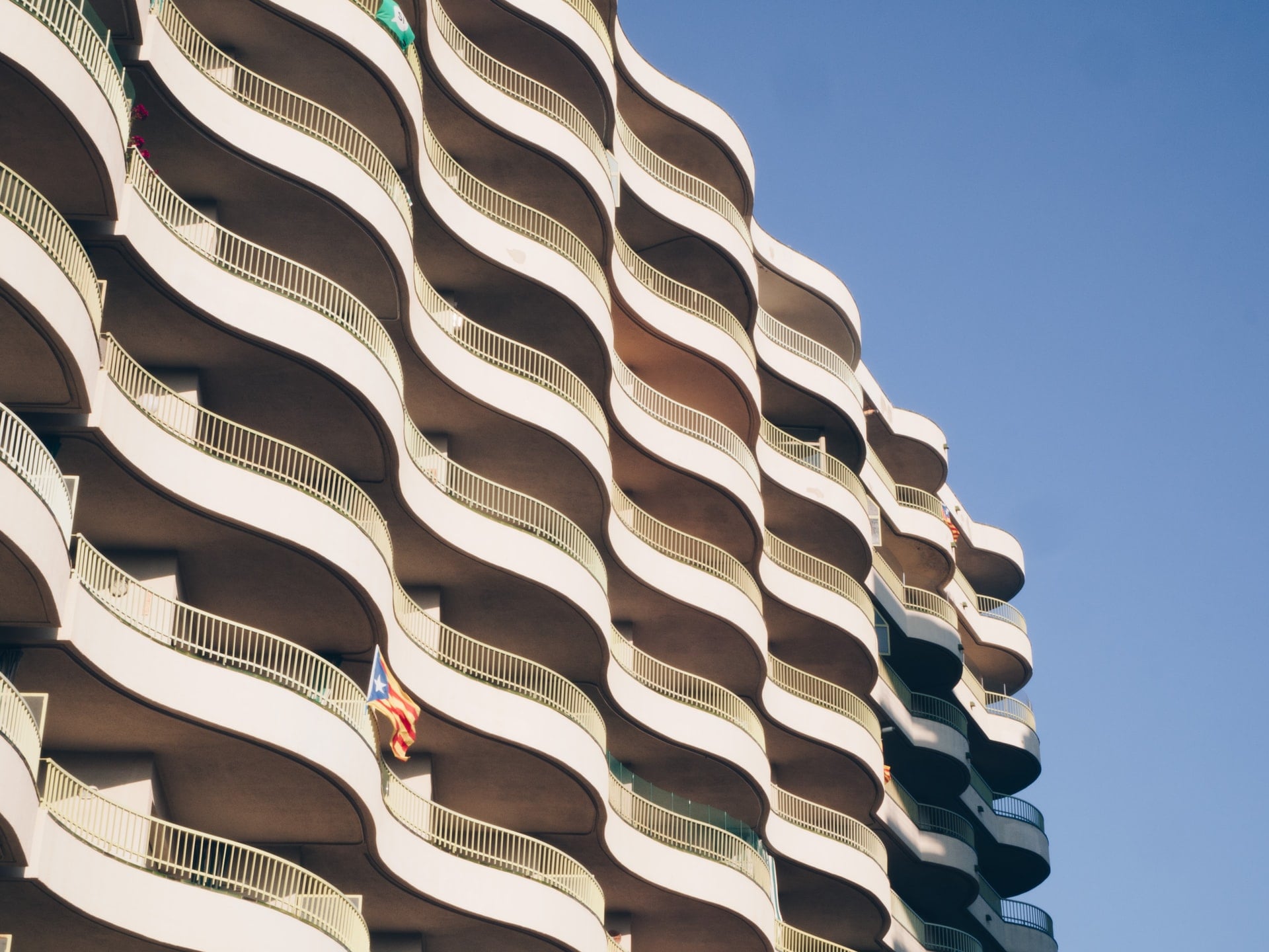 bâtiment en forme de vagues