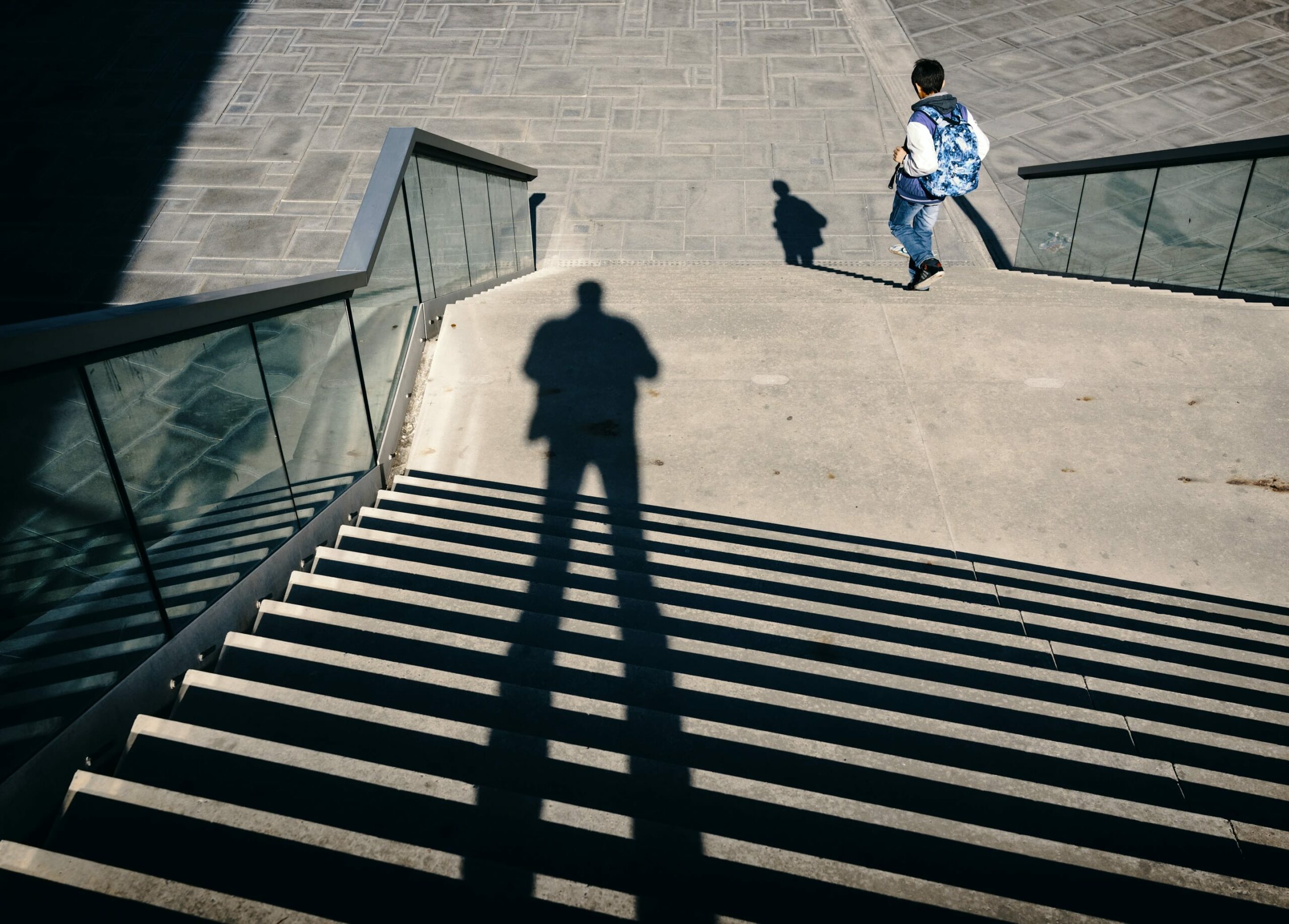 élève de lycée en haut d'un escalier