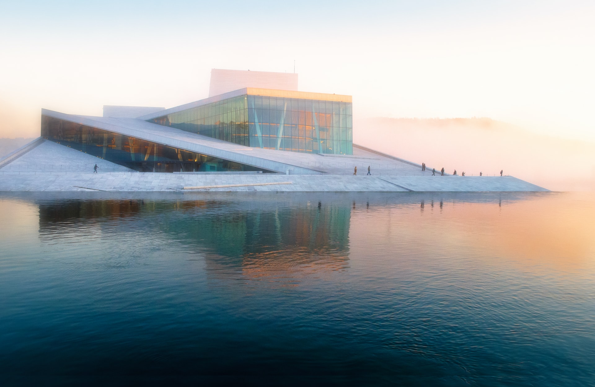 bâtiment de science émergeant de l'eau