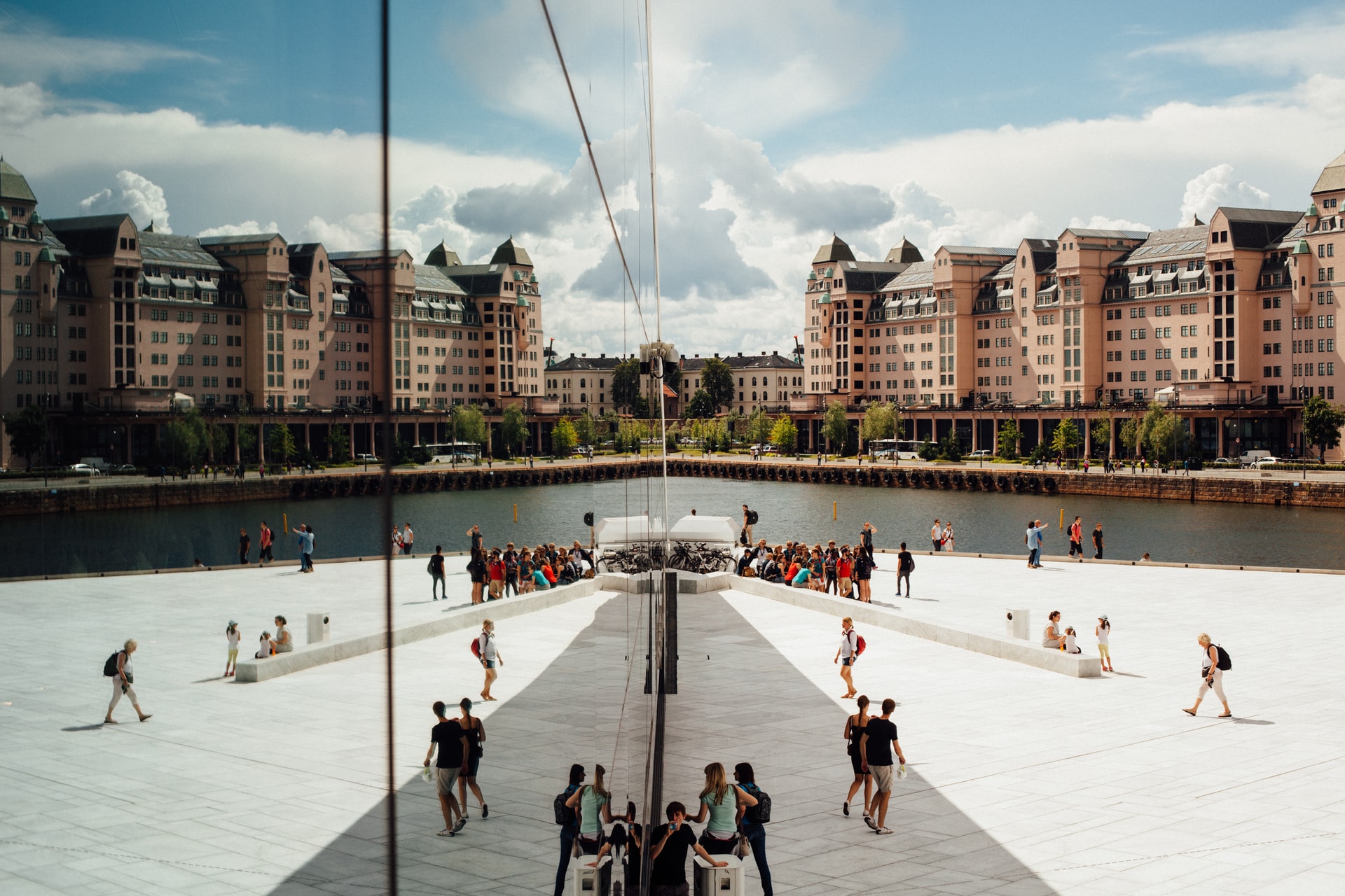 vue en symétrie d'une esplanade de lycée