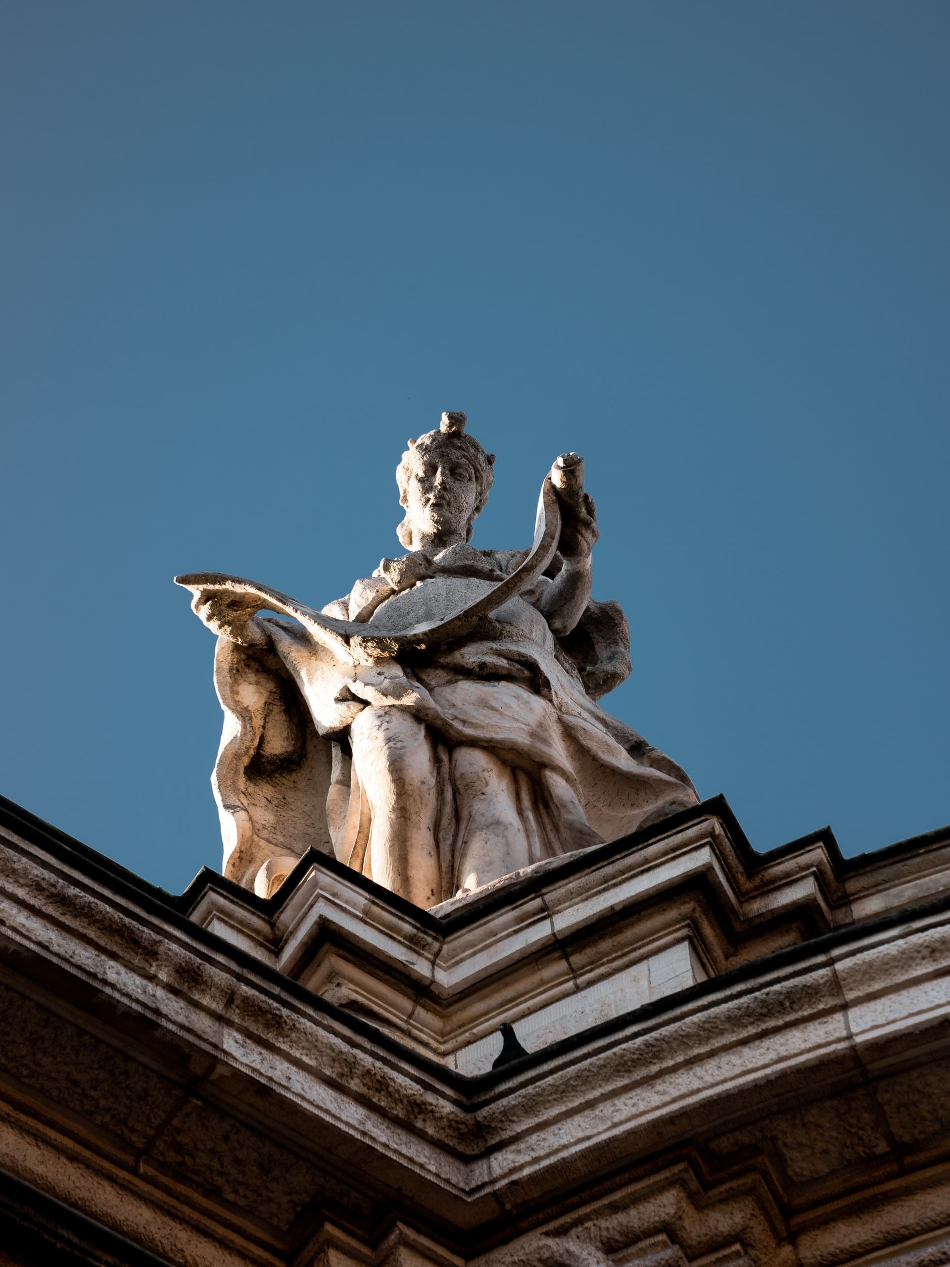 statue d'une muse de la philosophie