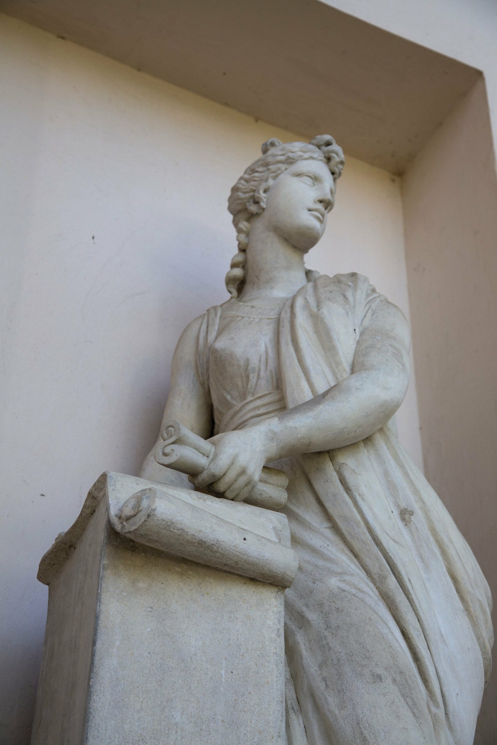statue d'une muse de la philosophie des 3 grâces