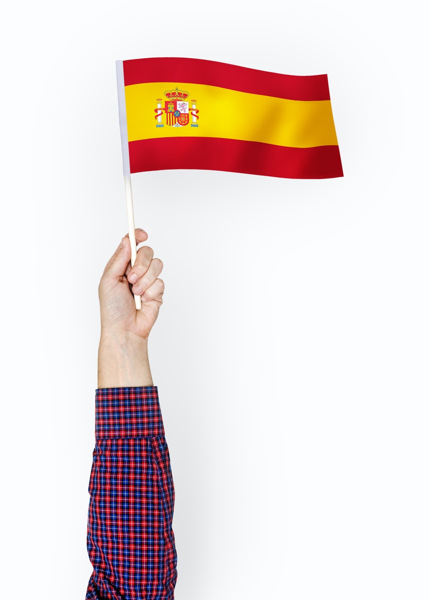 bras tendant un drapeau de l'espagne