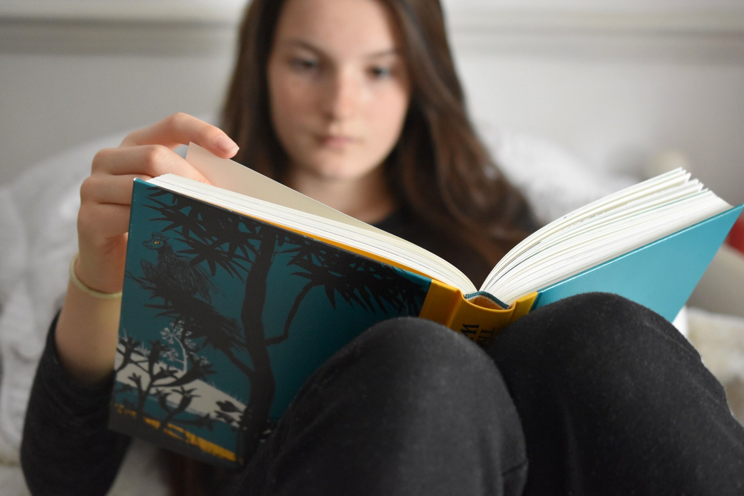 jeune fille lisant un livre d'exercices