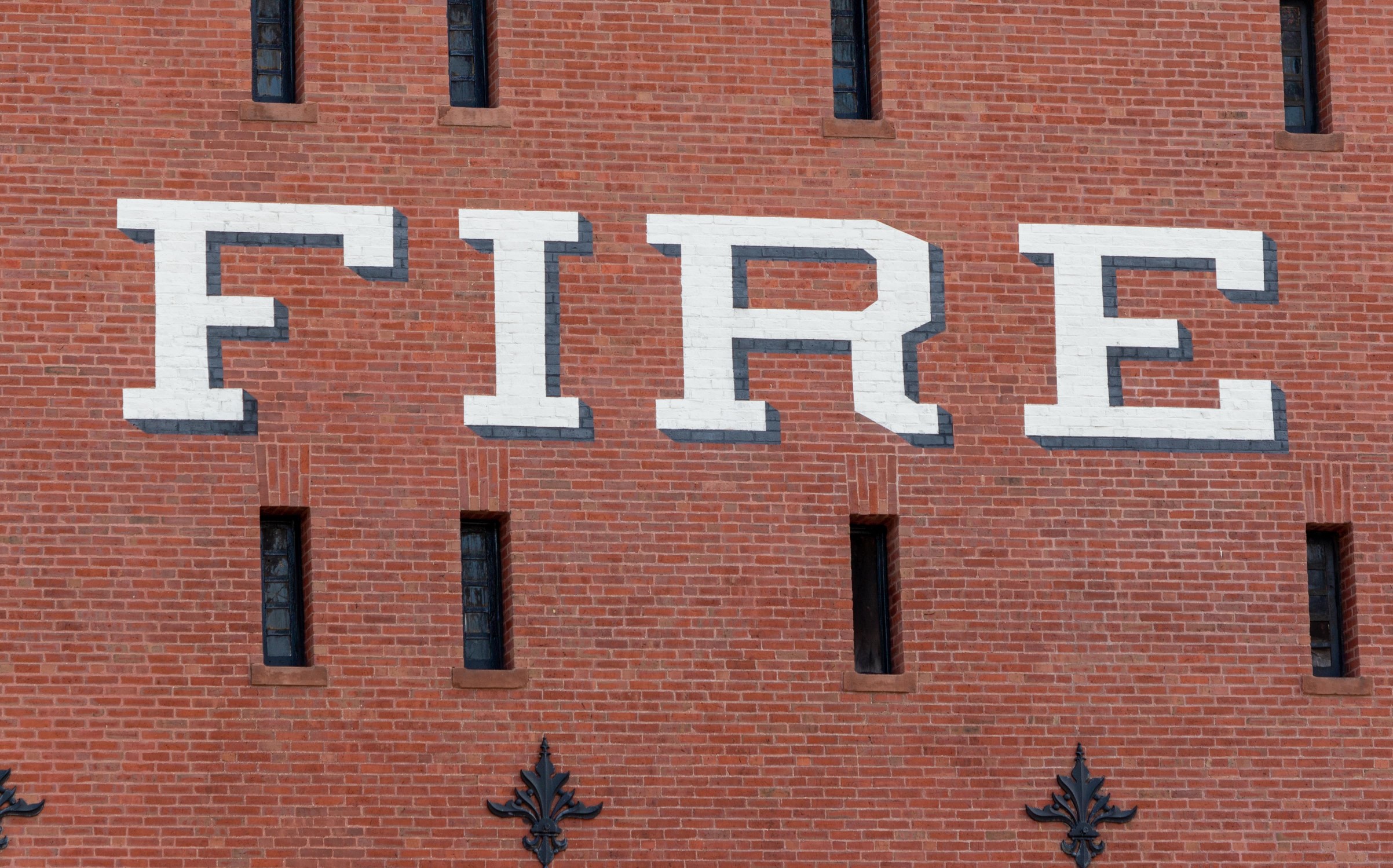façade en briques britannique avec écrit " Fire " dessus
