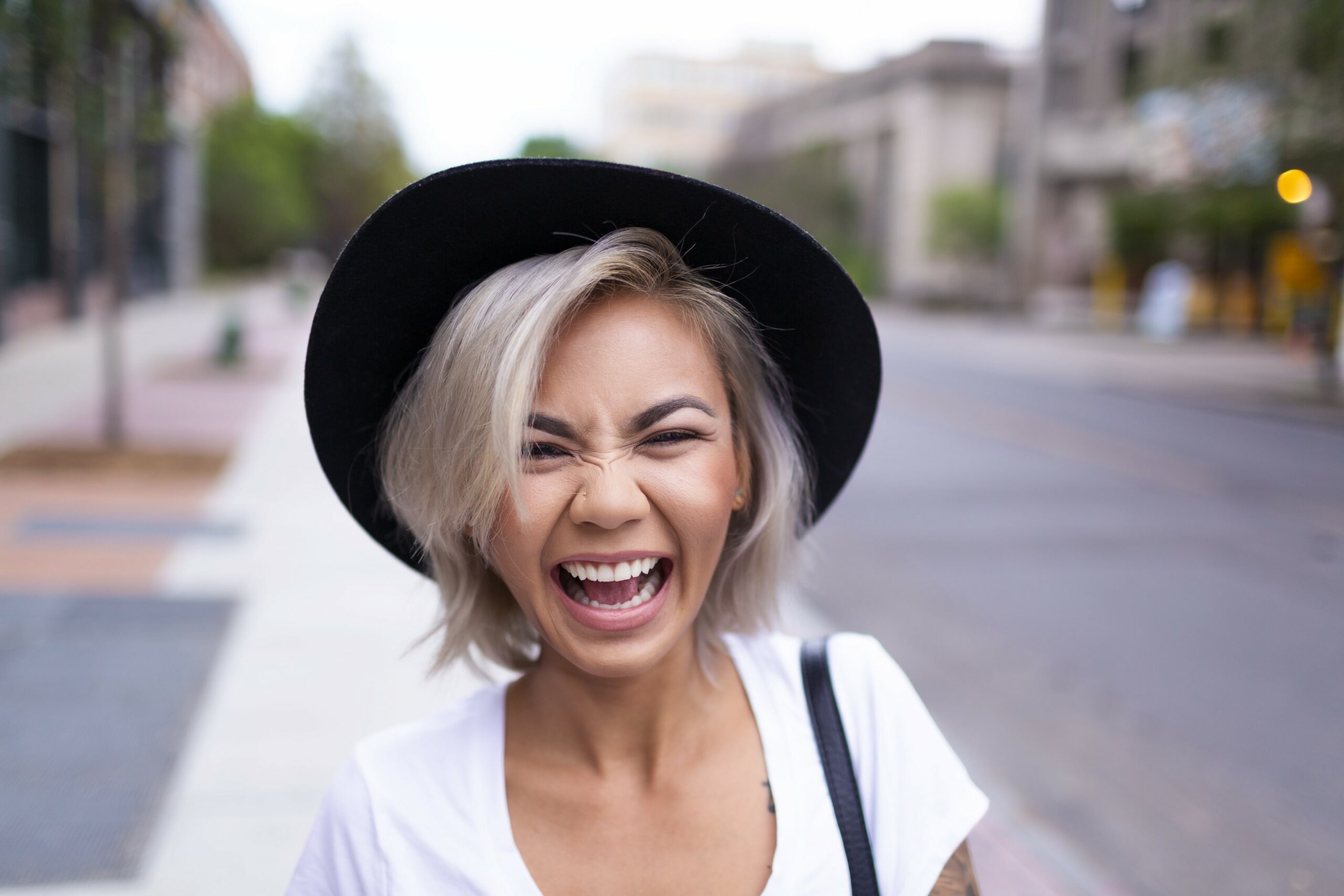 jeune femme anglaise dans la rue