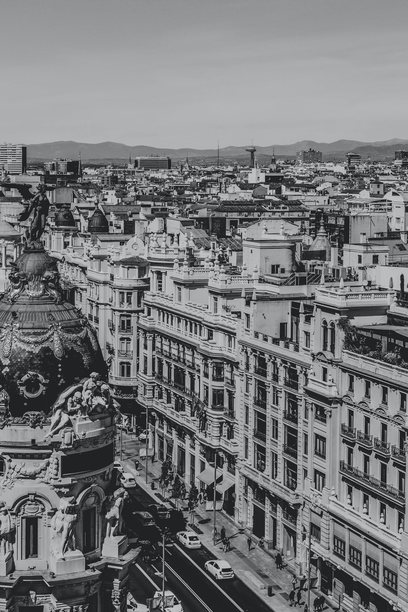 photo en noir et blanc des rues de Madrid