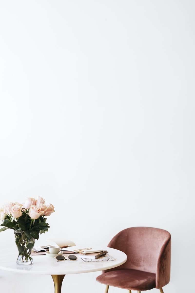 une table de travail avec des livres et cahiers ouverts