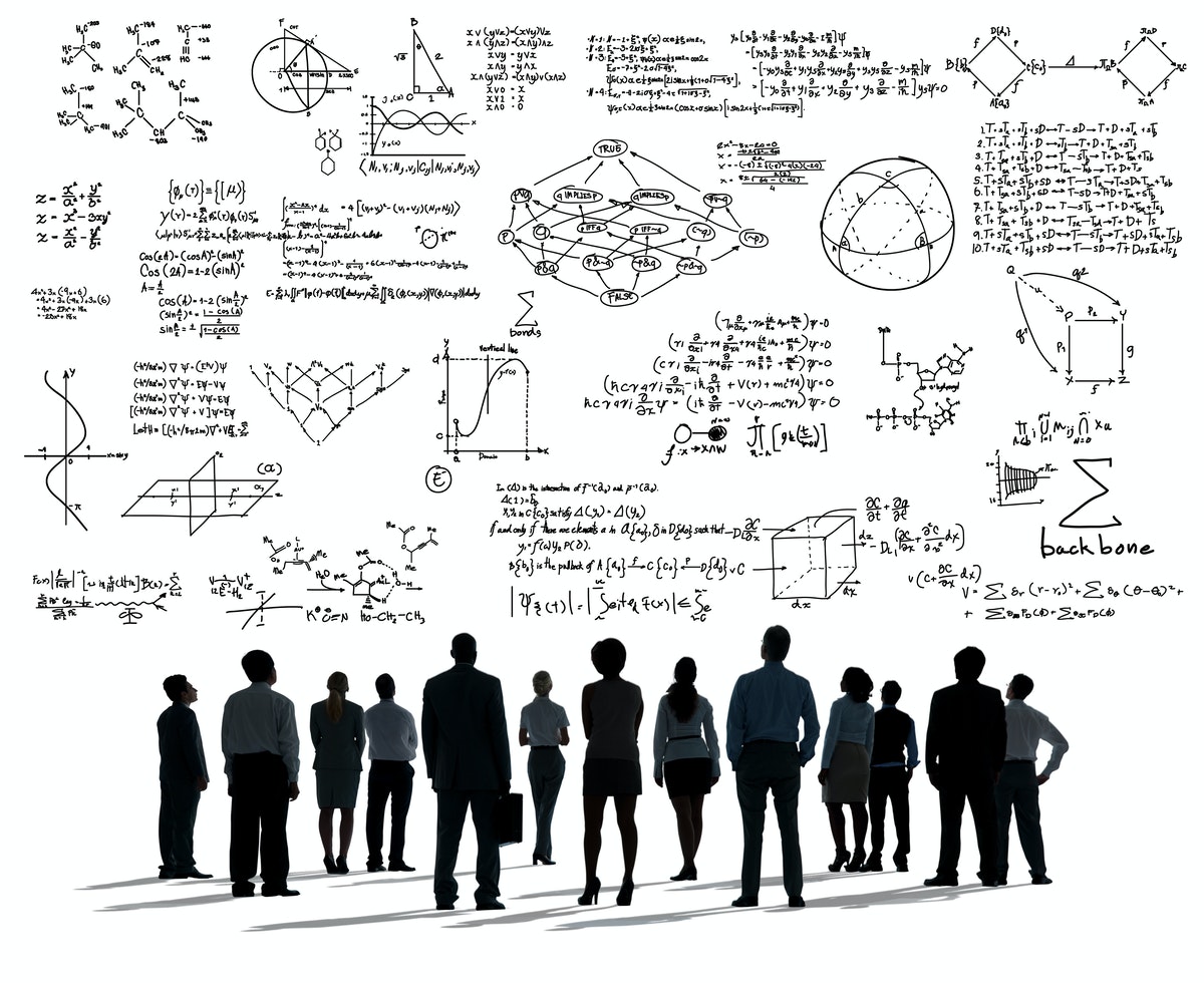 un groupe d'élèves regardant des formules mathématiques projetées au tableau