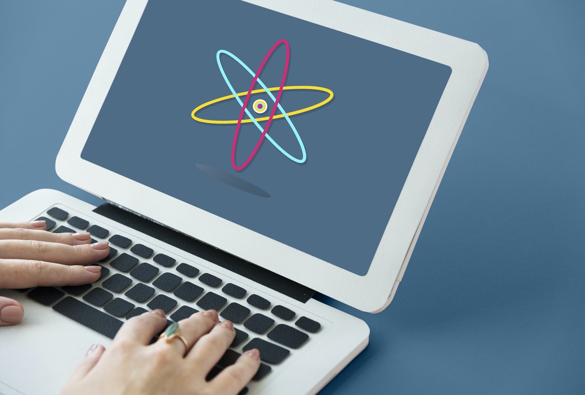 un ordinateur avec le symbole des sciences, avec un proton et des électrons