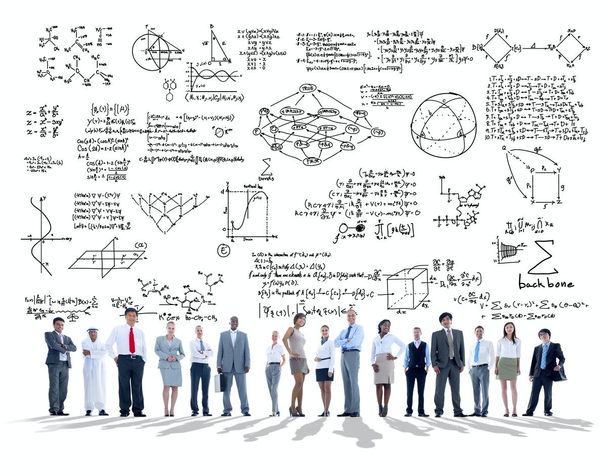 un attroupement d'élèves regardant des formules mathématiques
