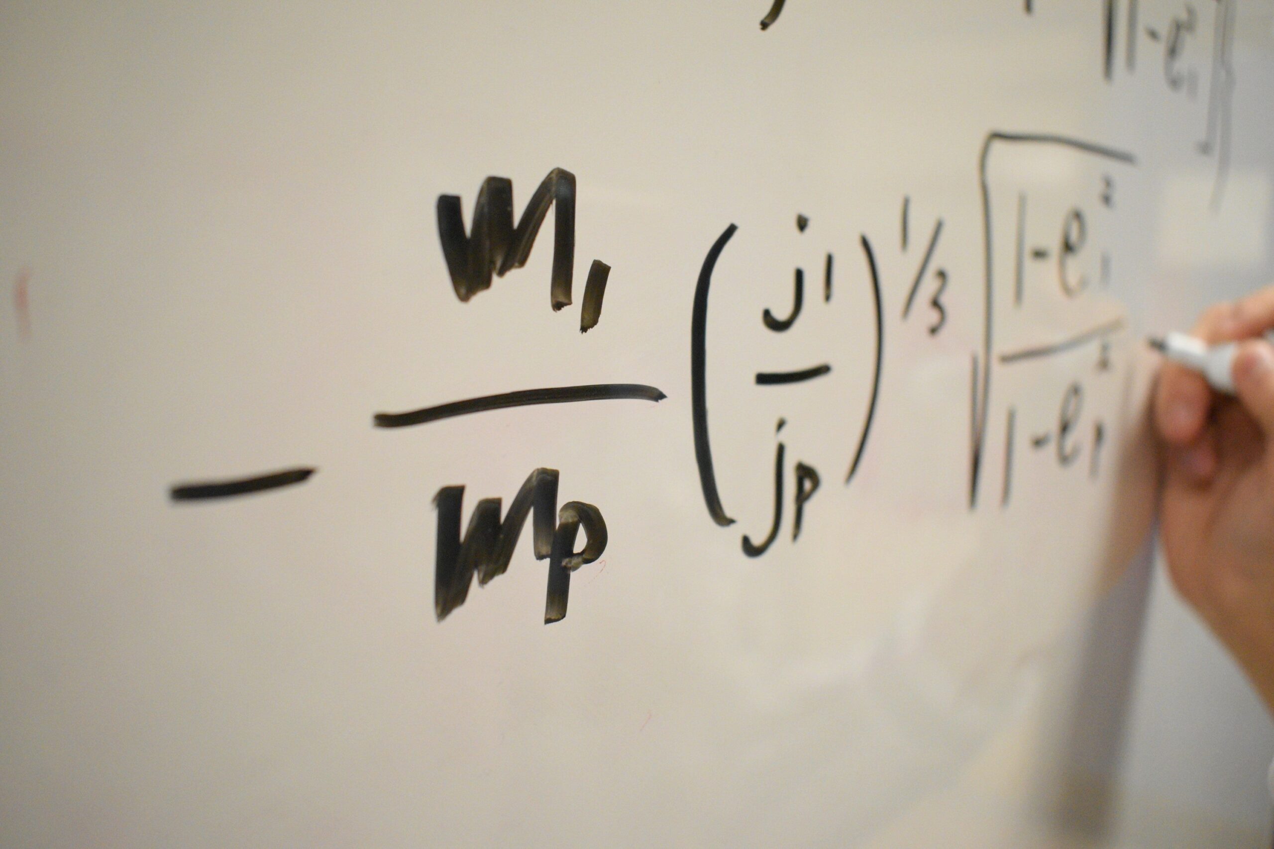 des formules mathématiques écrites sur un tableau par un professeur