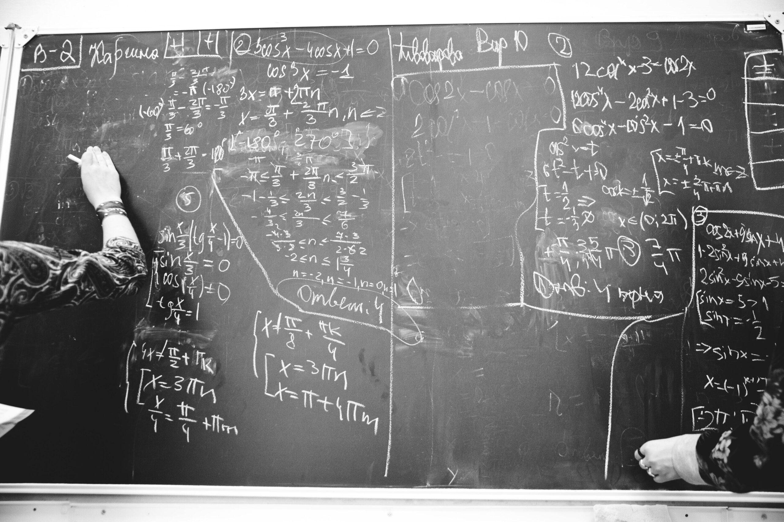 un tableau noir avec des formules mathématiques écrites à la craie