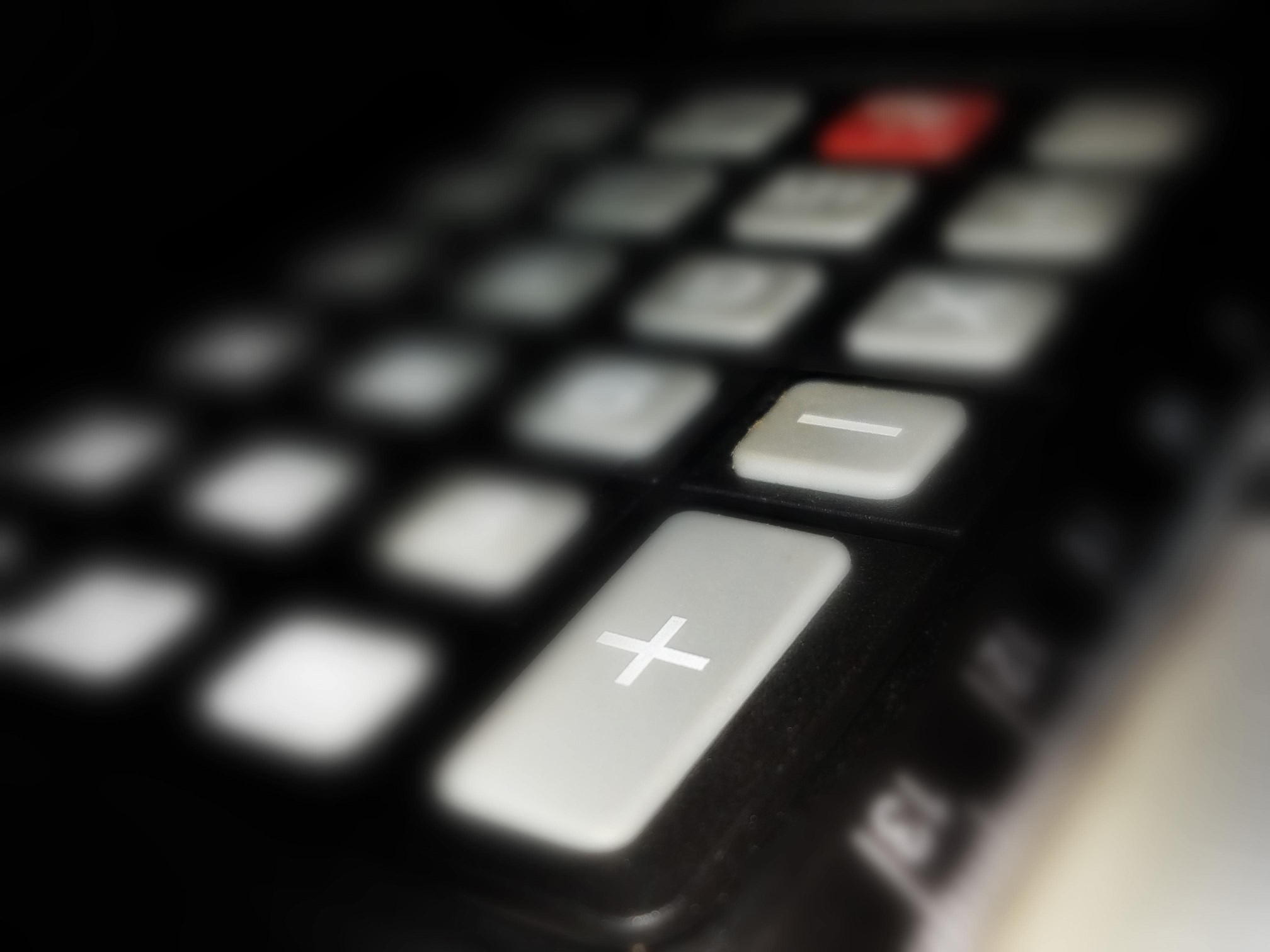 un clavier où les touches servant aux opérations mathématiques sont mises en avant