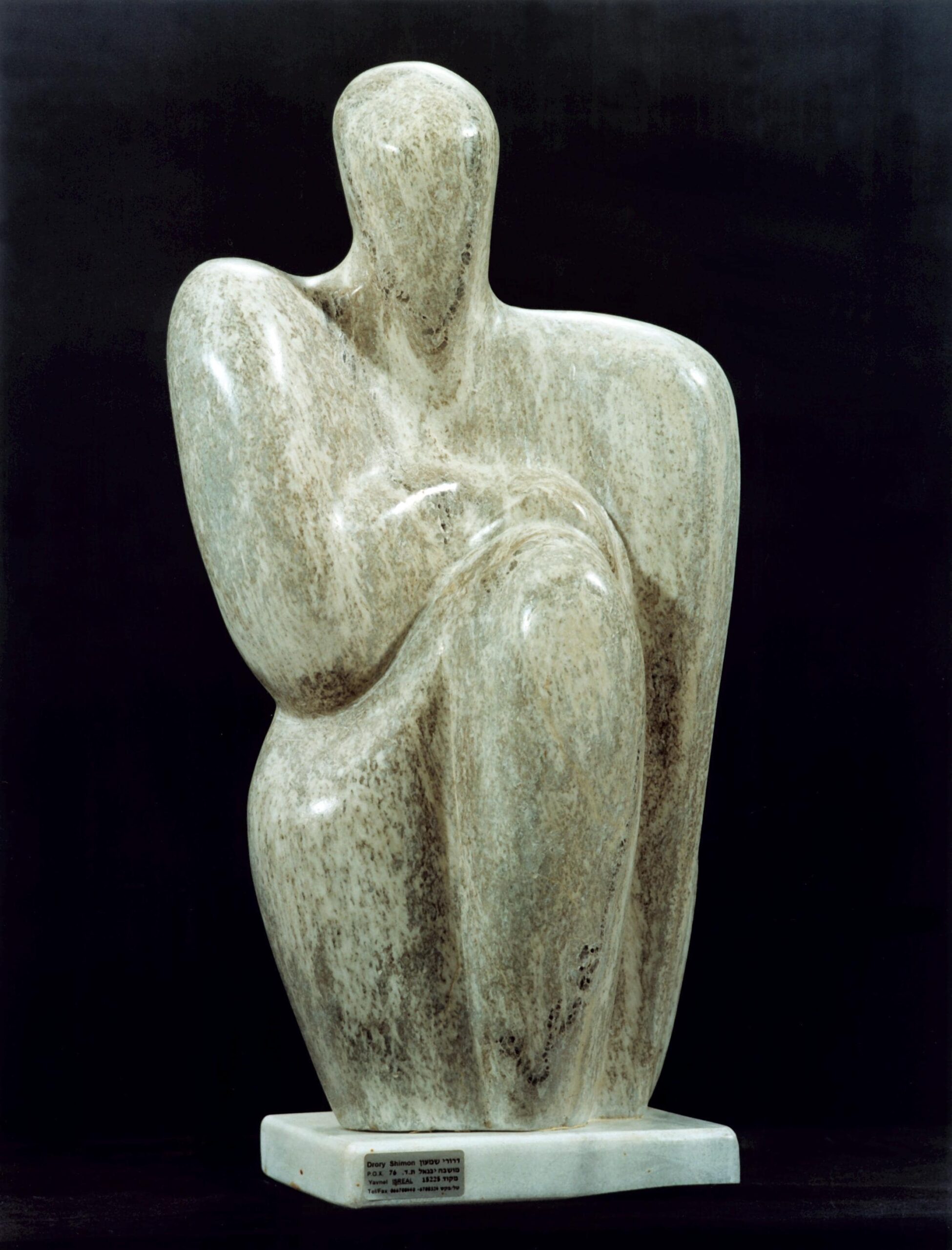 une sculpture représentant un philosophe