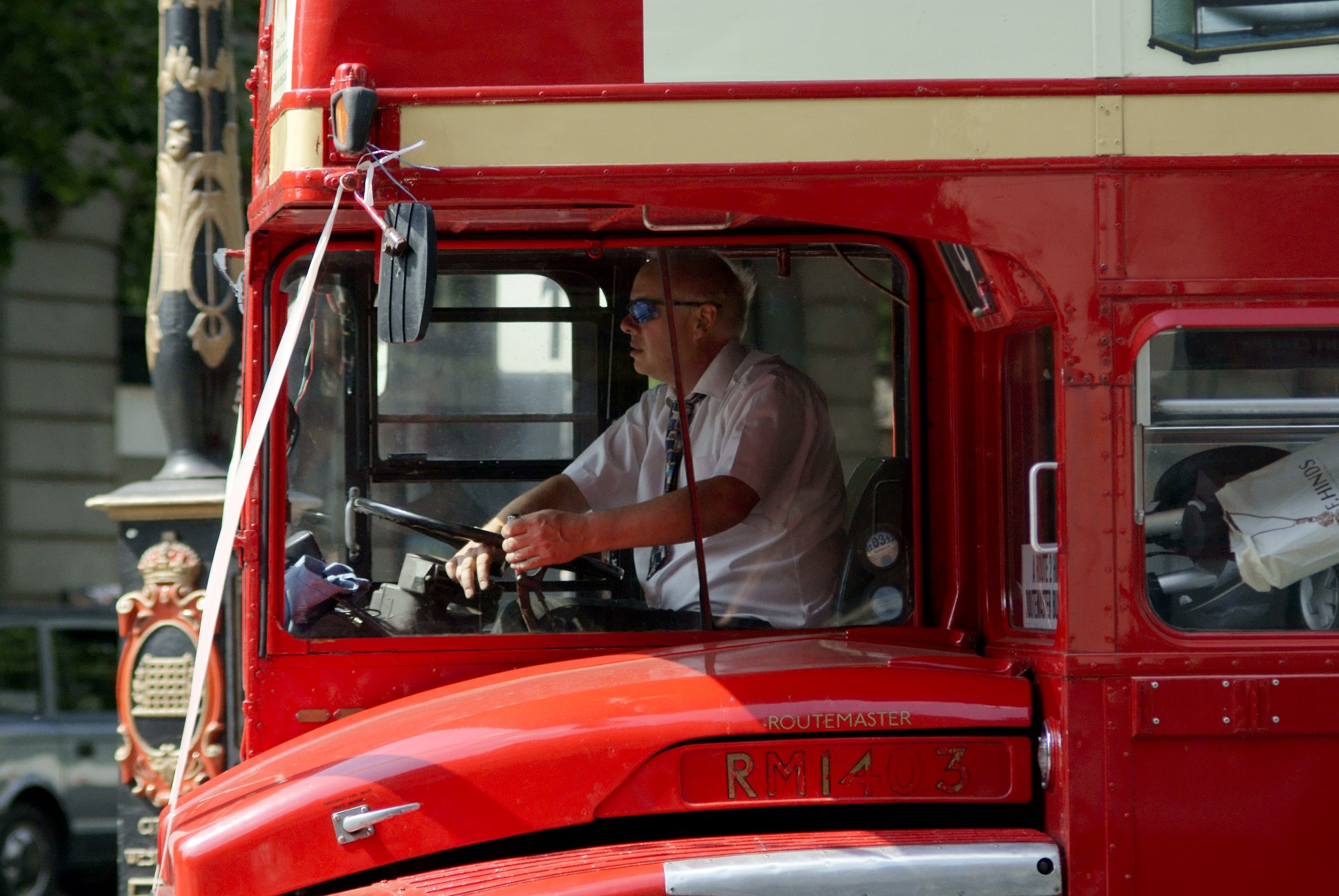 un bus anglais à étage rouge classique