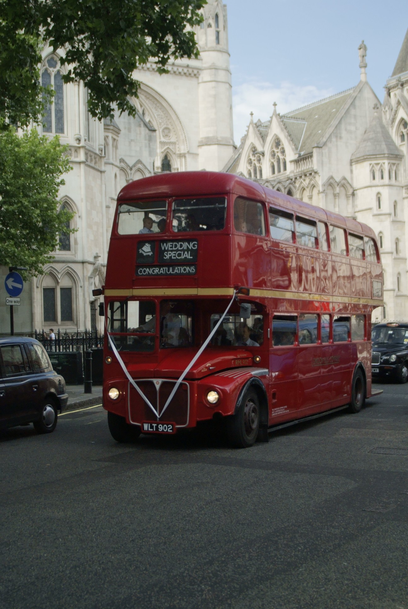 un bus à étage rouge anglais