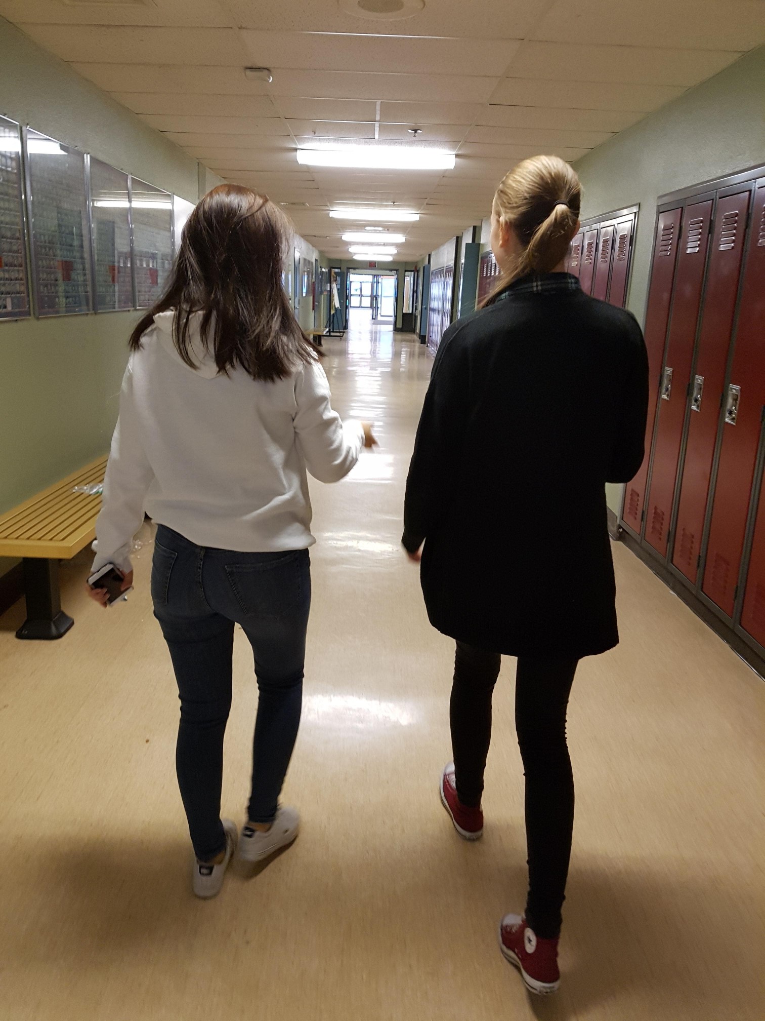deux jeunes élèves dans les couloirs du collège