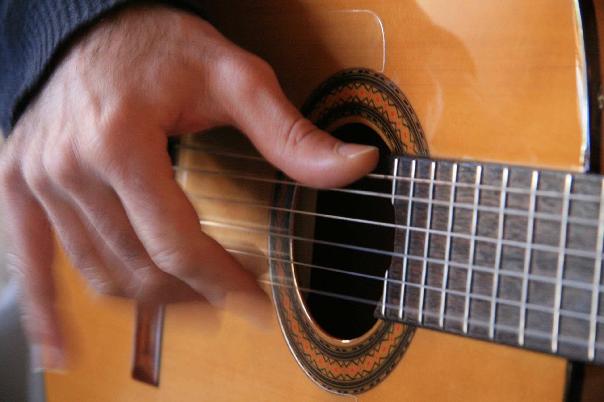 un homme jouant de la guitare espagnole