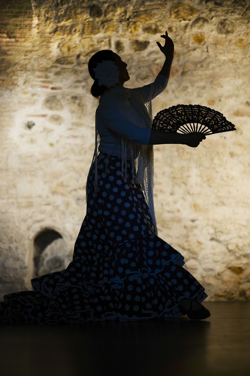 danseuse espagnole de Flamenco sur une scène