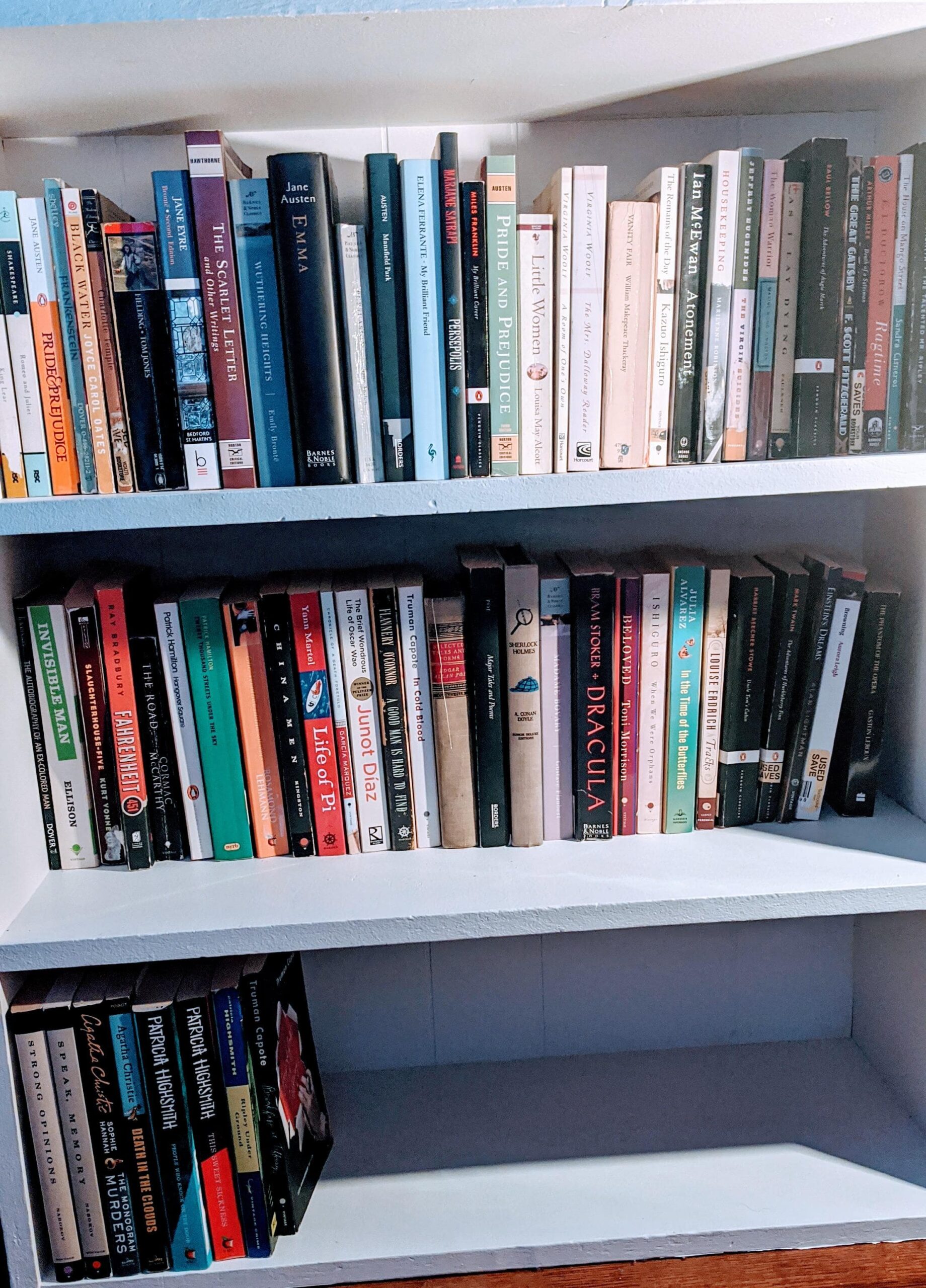 une bibliothèque remplie de livres pour le collège et le lycée
