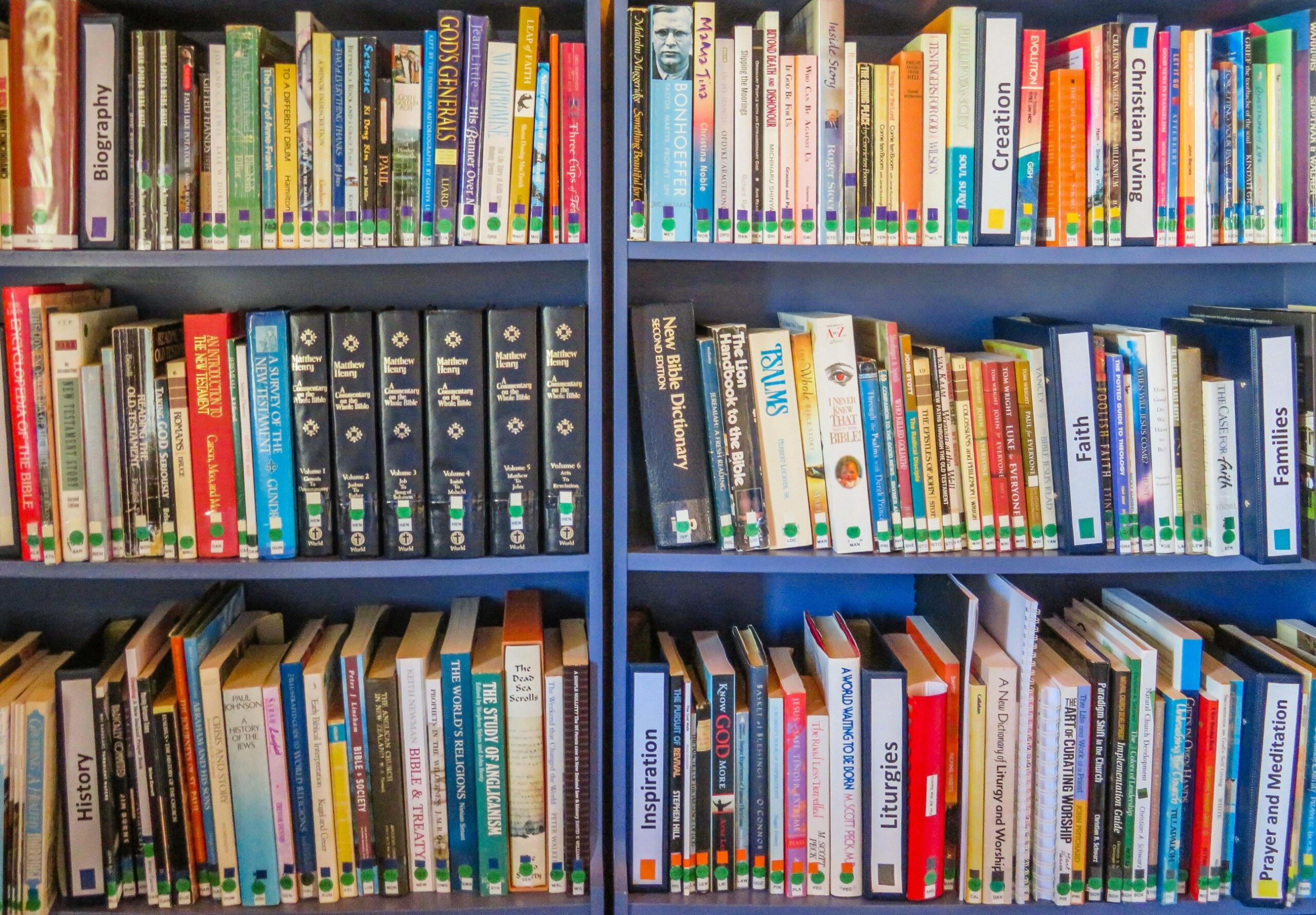 une bibliothèque remplie de livres de collège pour étudier le français