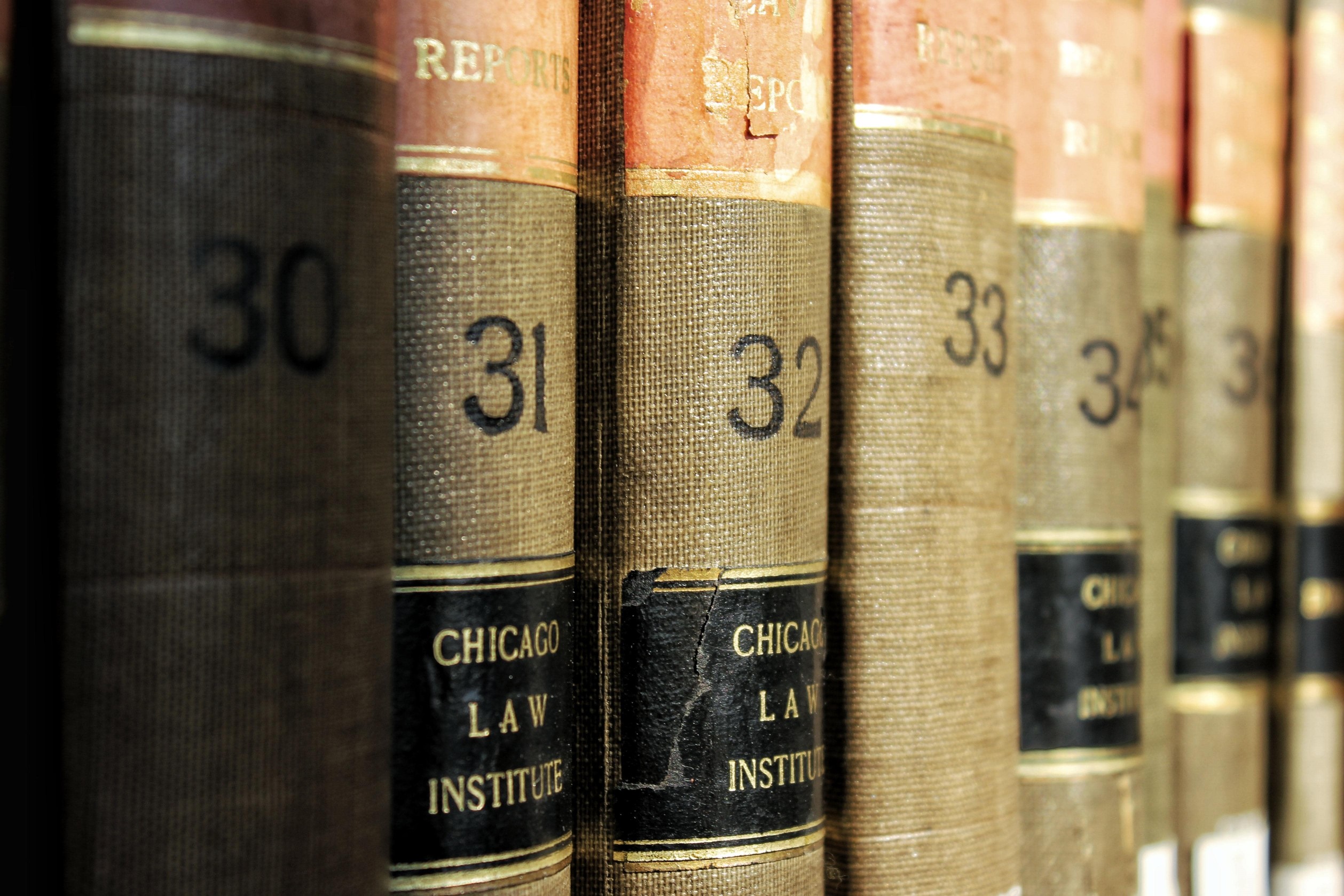 des livres anciens dans une bibliothèque française