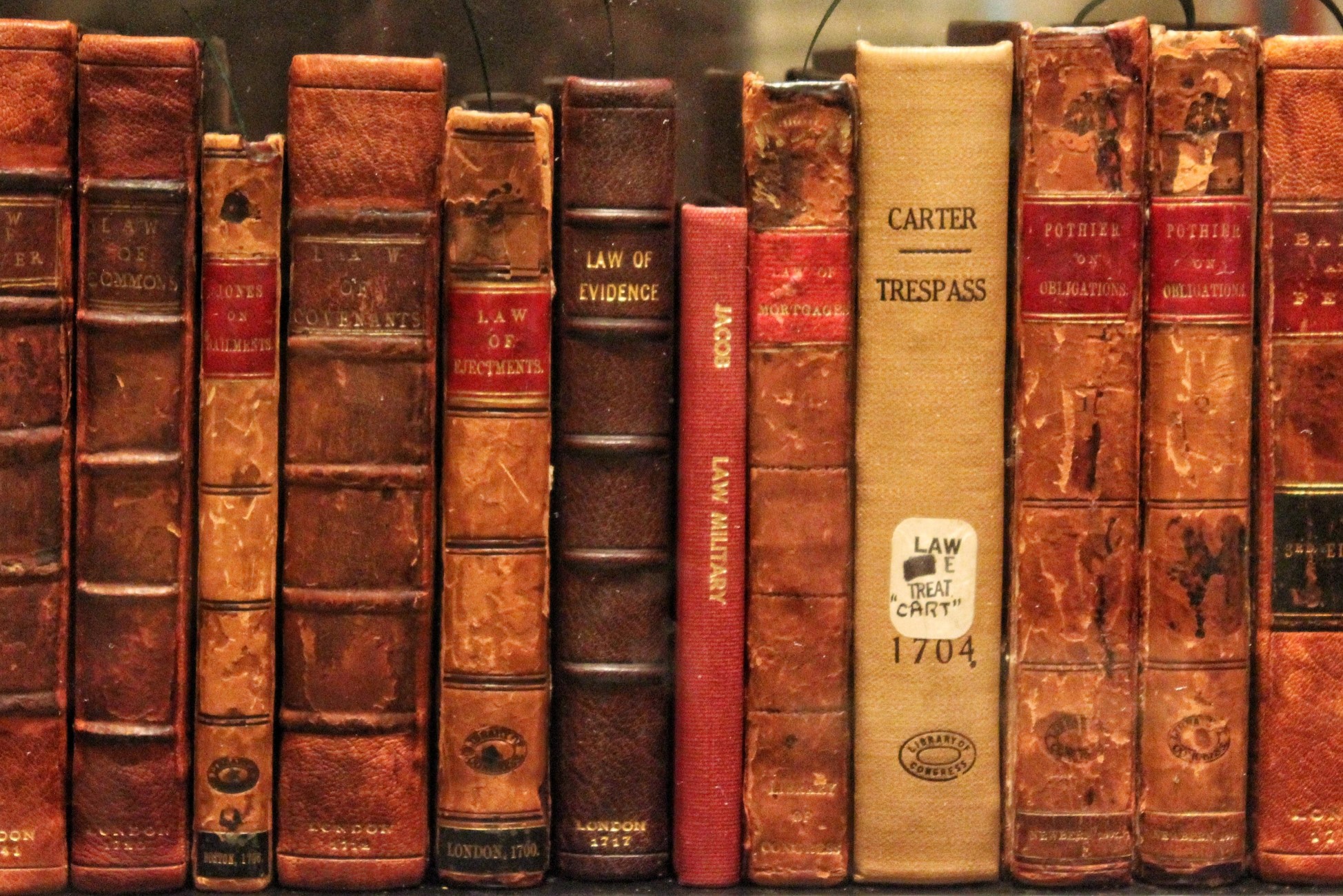 une rangée de livres anciens dans une bibliothèque française