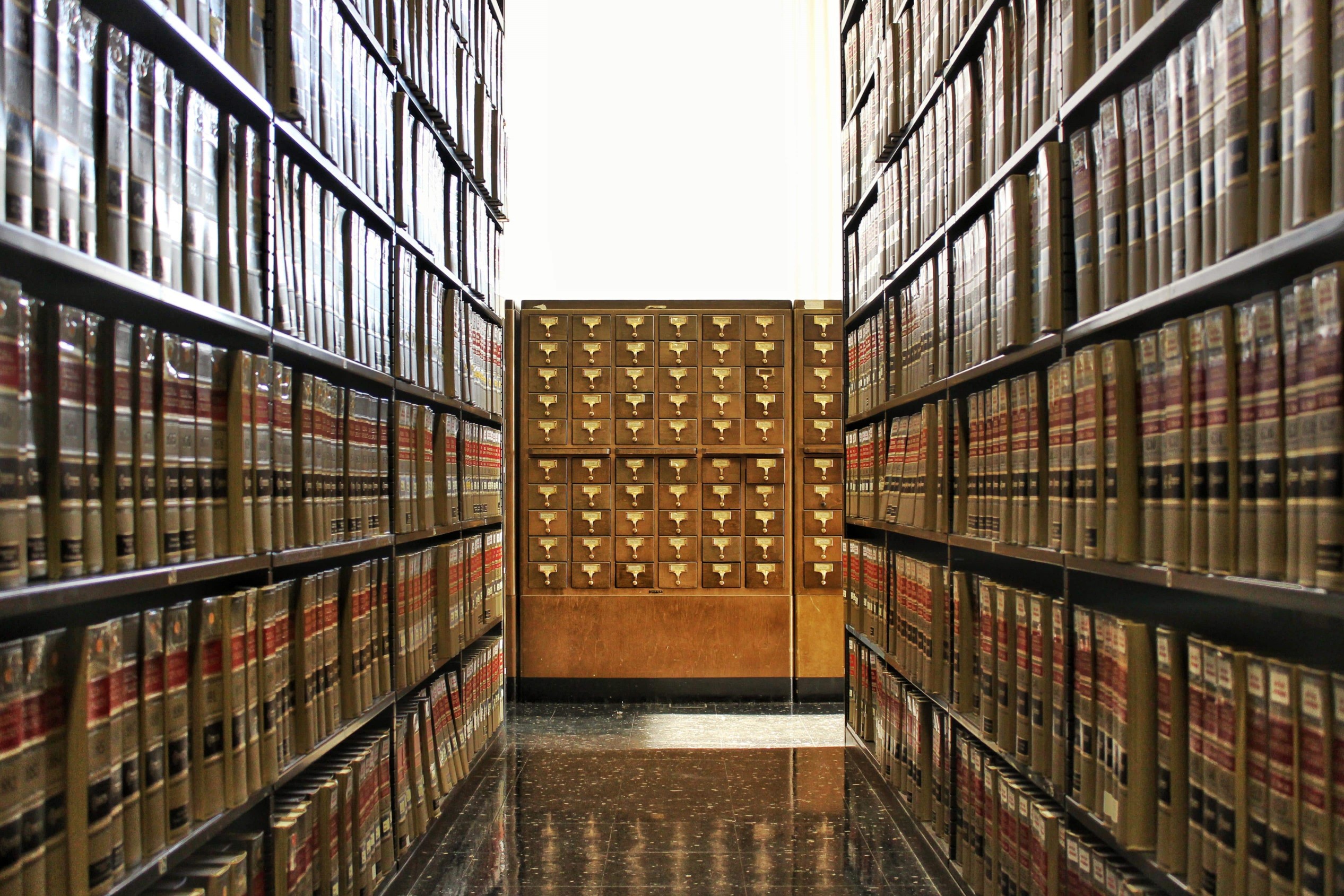 une bibliothèque ancienne pleine de livres de français