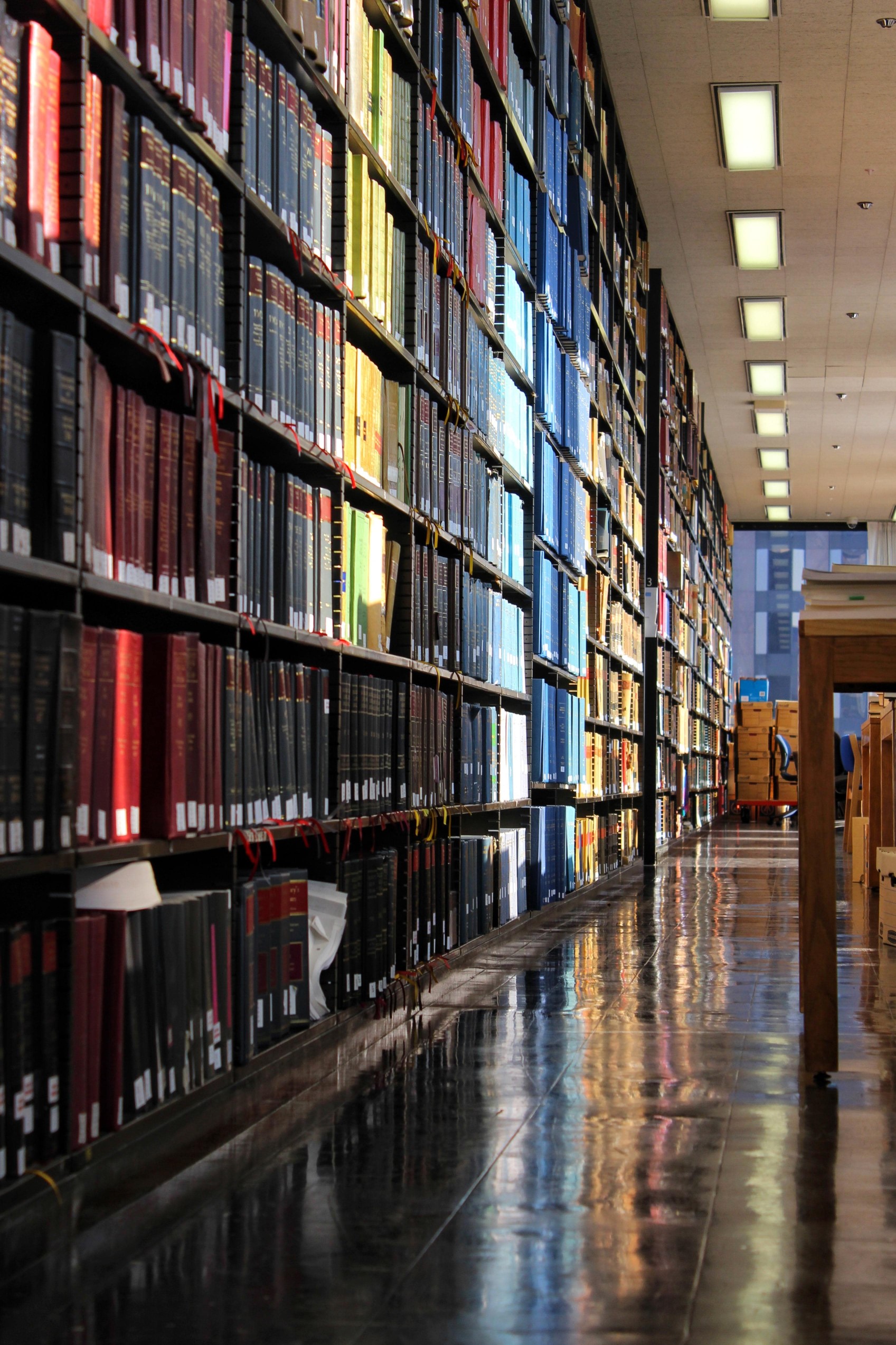une bibliothèque remplie de livres pour apprendre le français