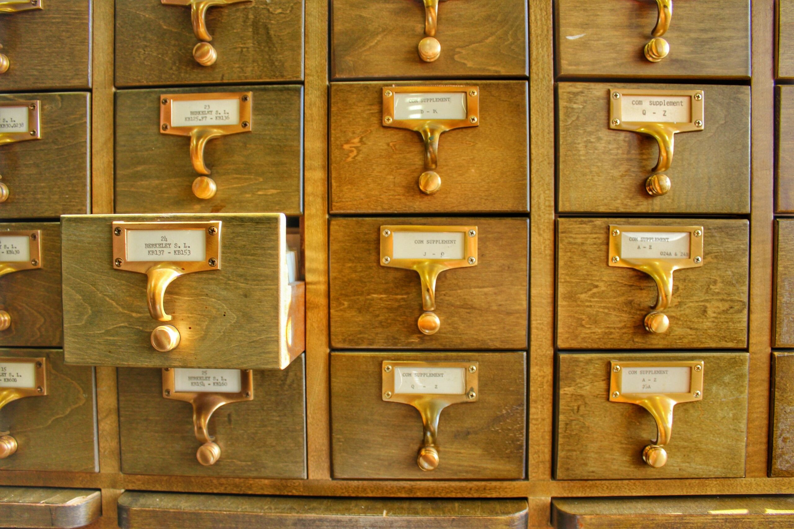 une armoire remplie de casiers avec des fiches de français