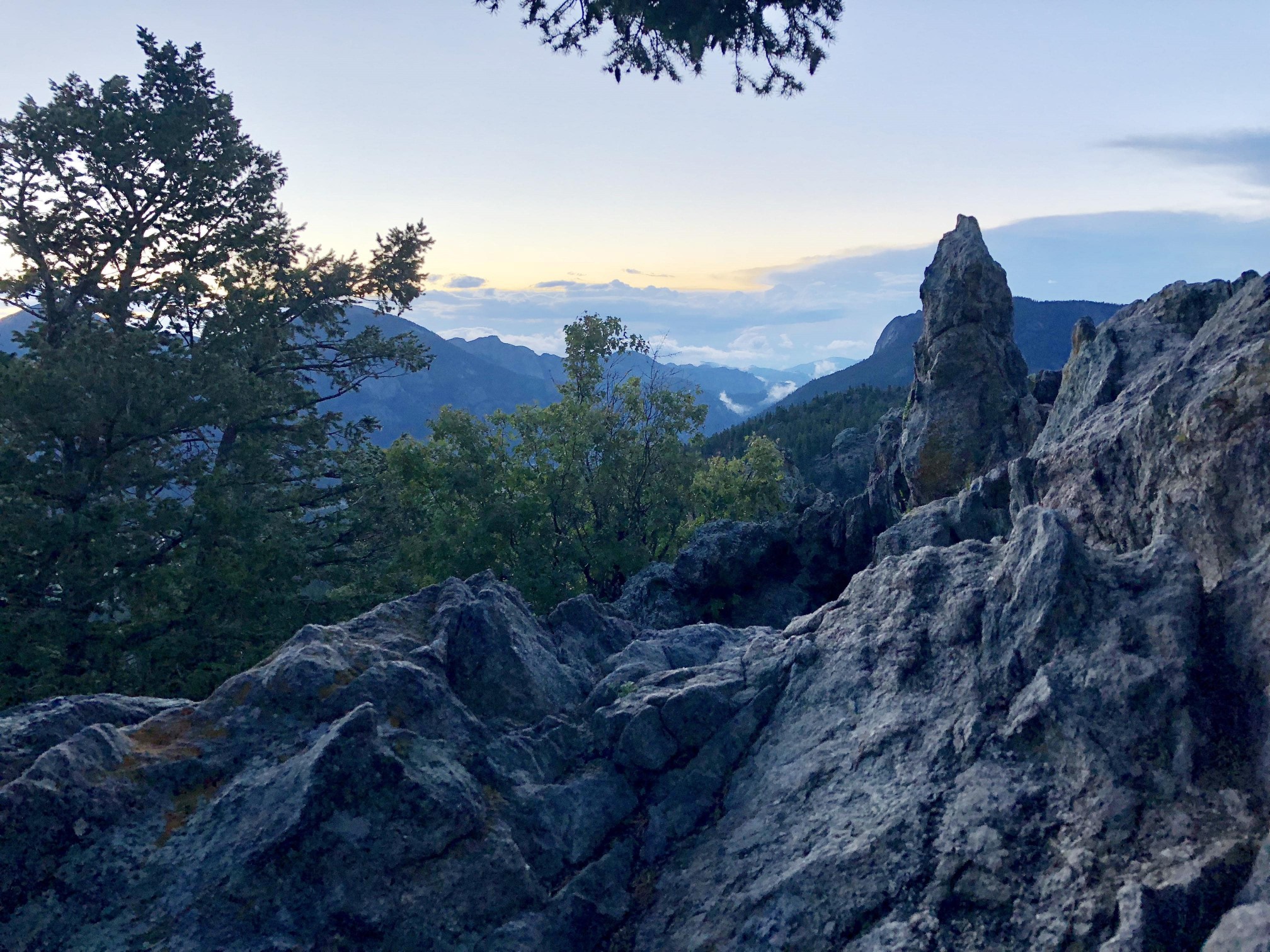 un paysage montagneux désertique