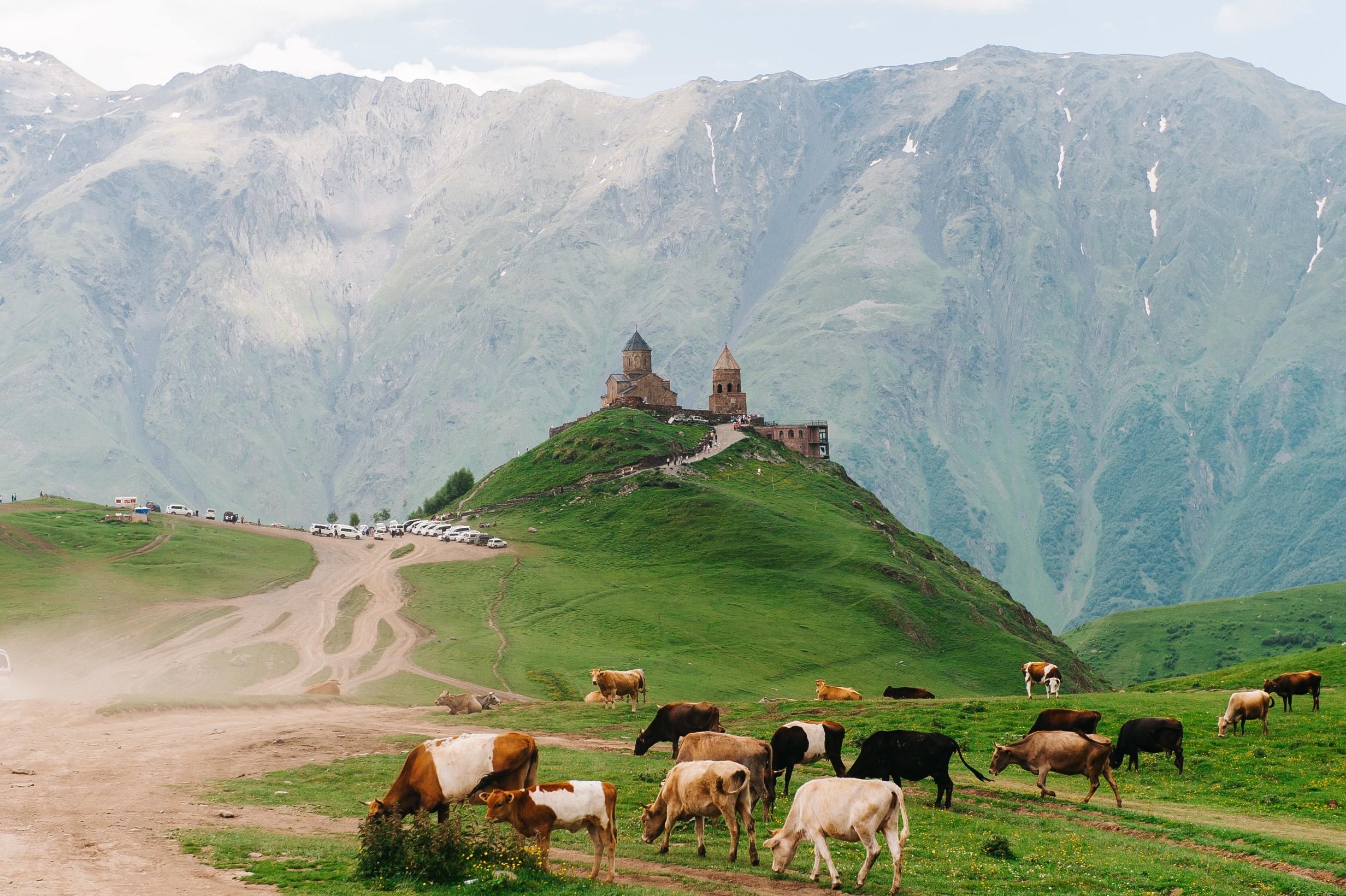 un paysage rural d'Asie centrale avec un troupeau et un monastère au milieu d'une steppe désertique