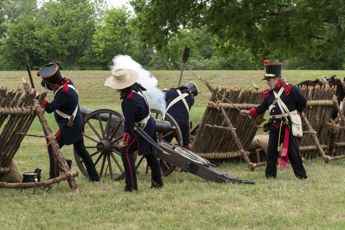une reconstitution d'une bataille de l'armée mexicaine
